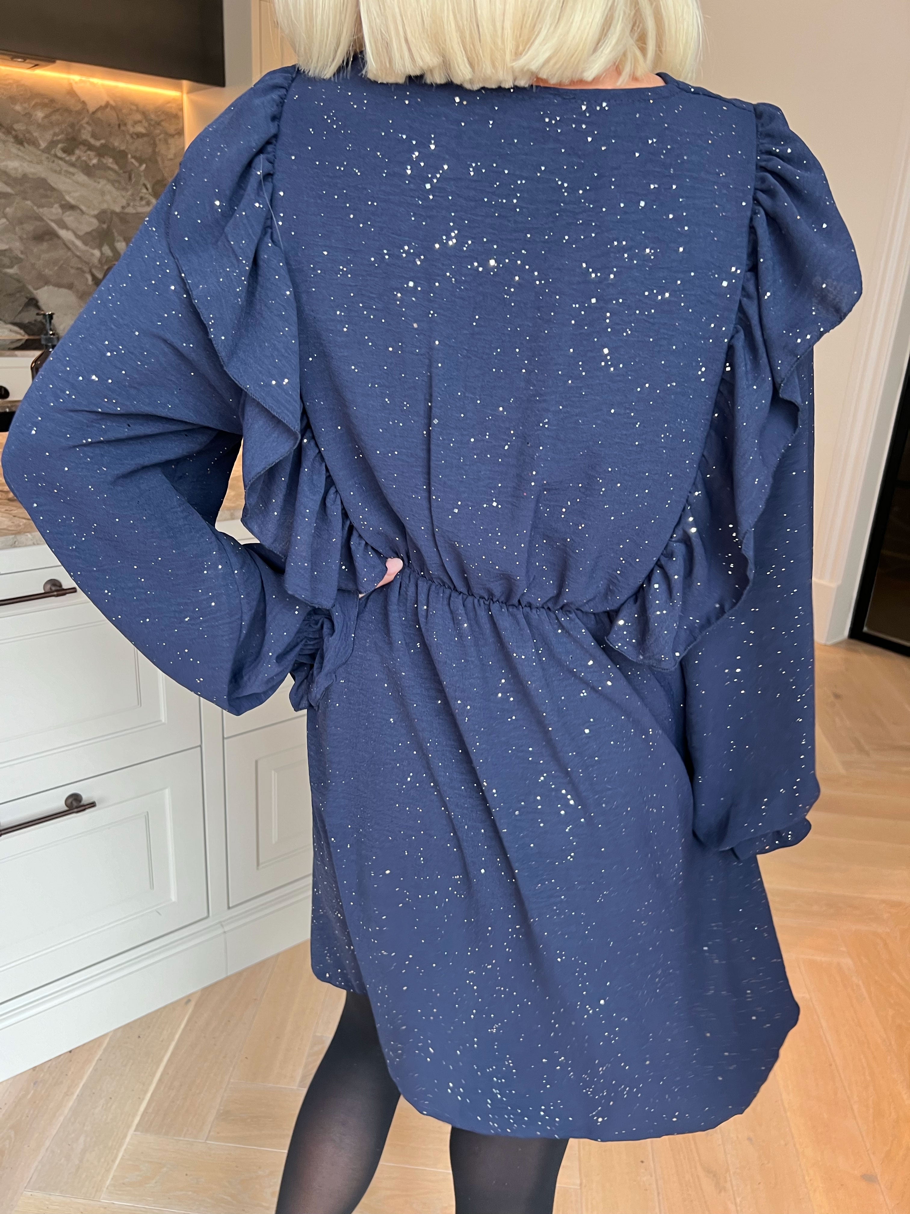 Ornella - Sød plus size flæsekjole i en blød viskoseblanding med fine glimmerdetaljer