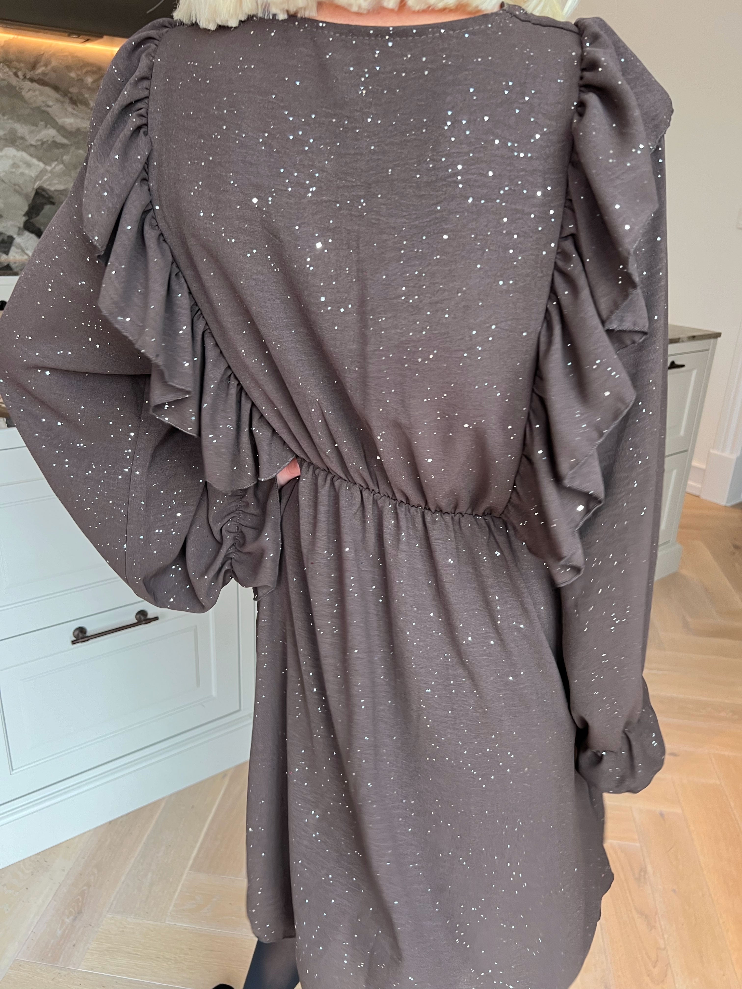 Ornella - Sød plus size flæsekjole i en blød viskoseblanding med fine glimmerdetaljer