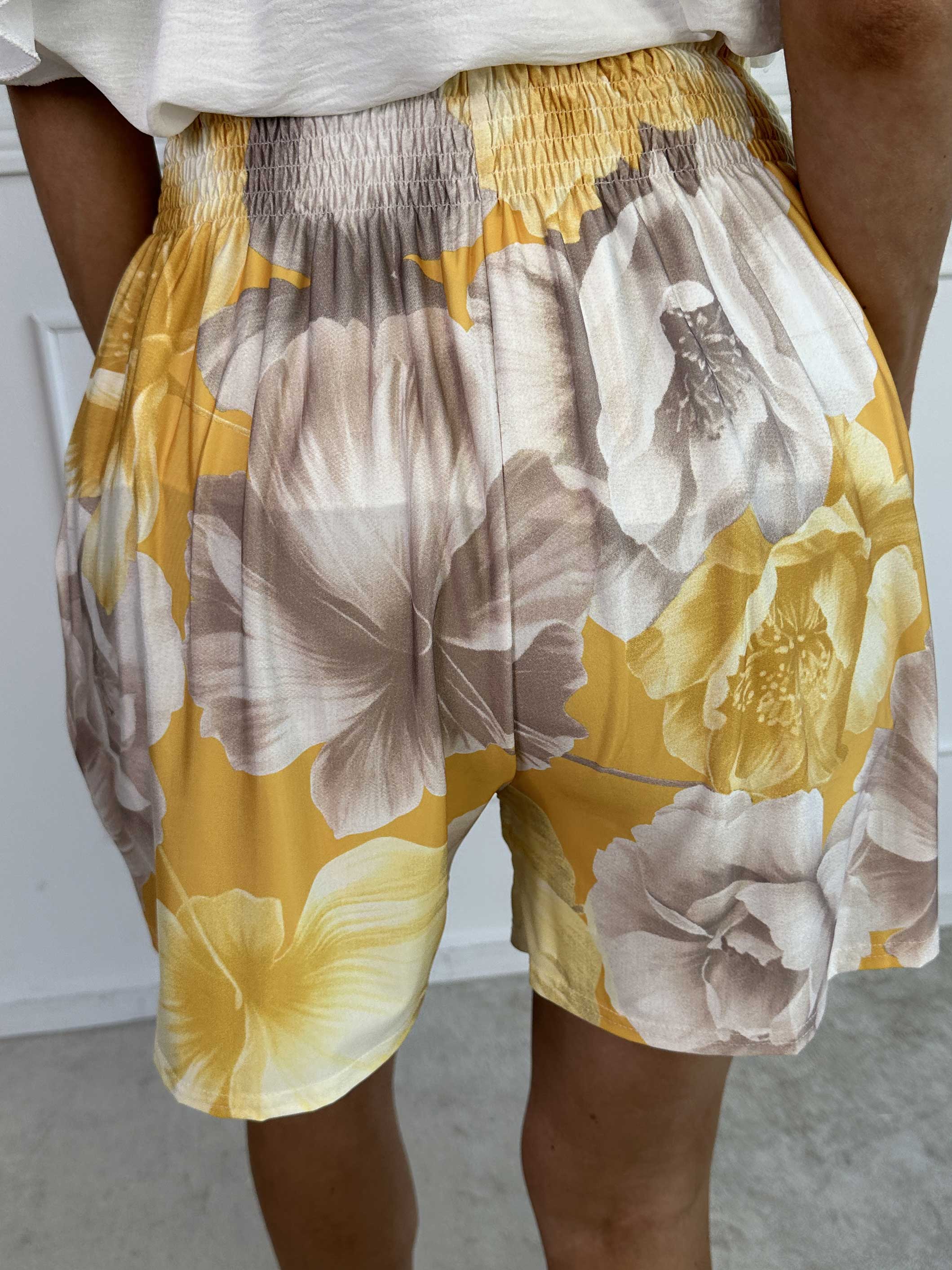 Pams Flower Shorts - Elastiske shorts med blomsterprint