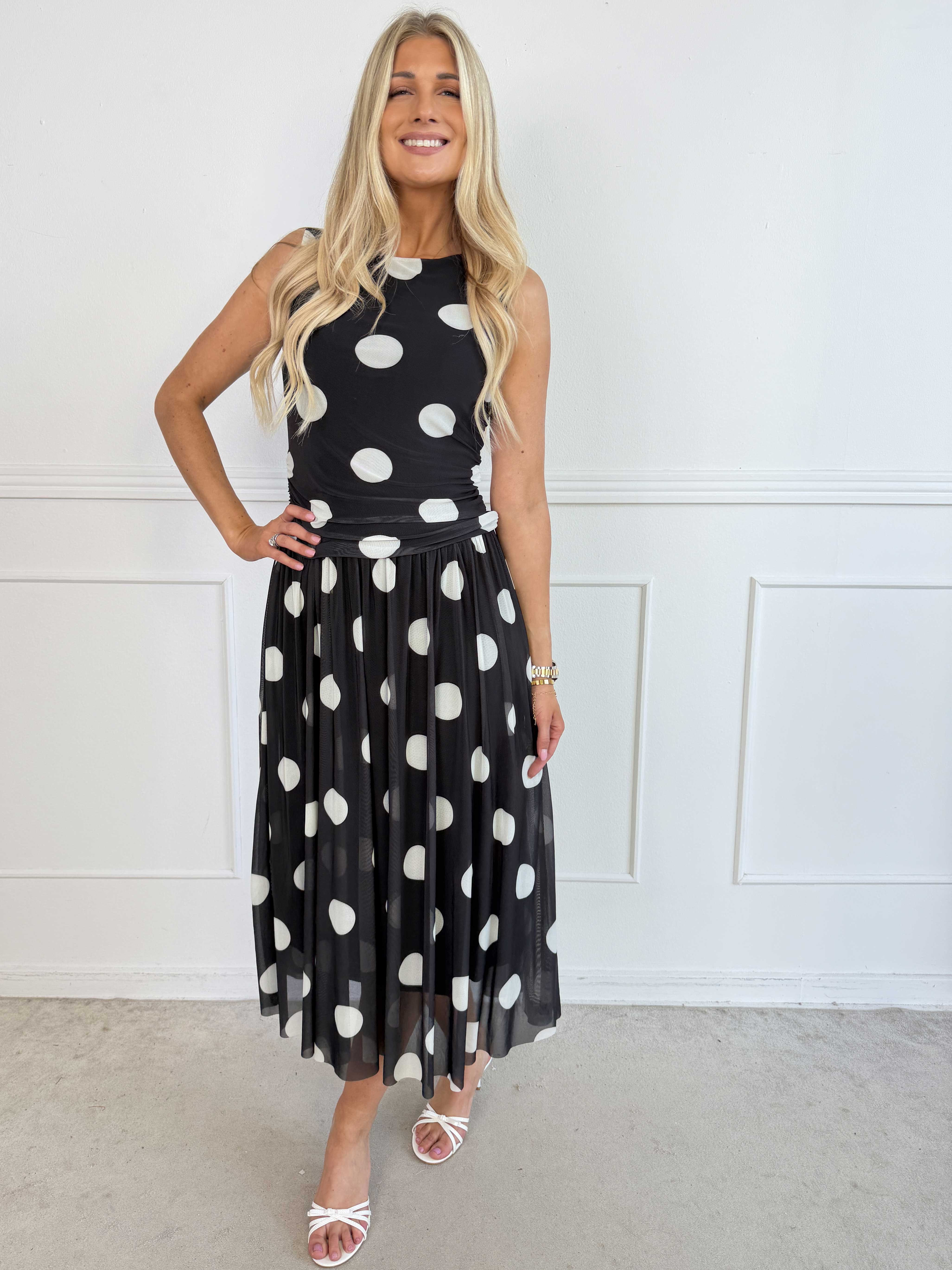 Hallie - Elegant stretchy plus size kjole i mesh med prikker