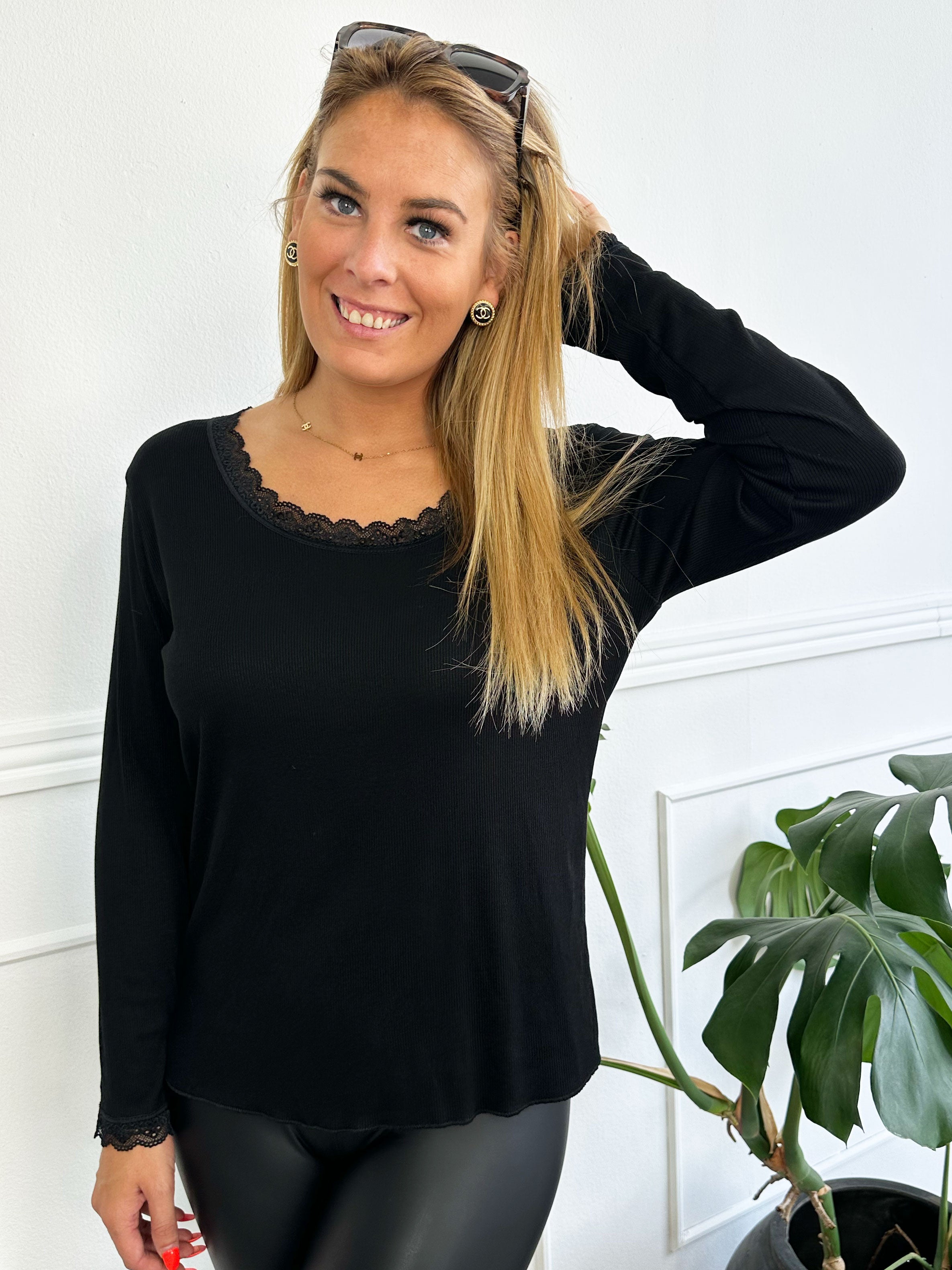 Ibina Long Sleeve - Sød bluse med rib og blondekanter