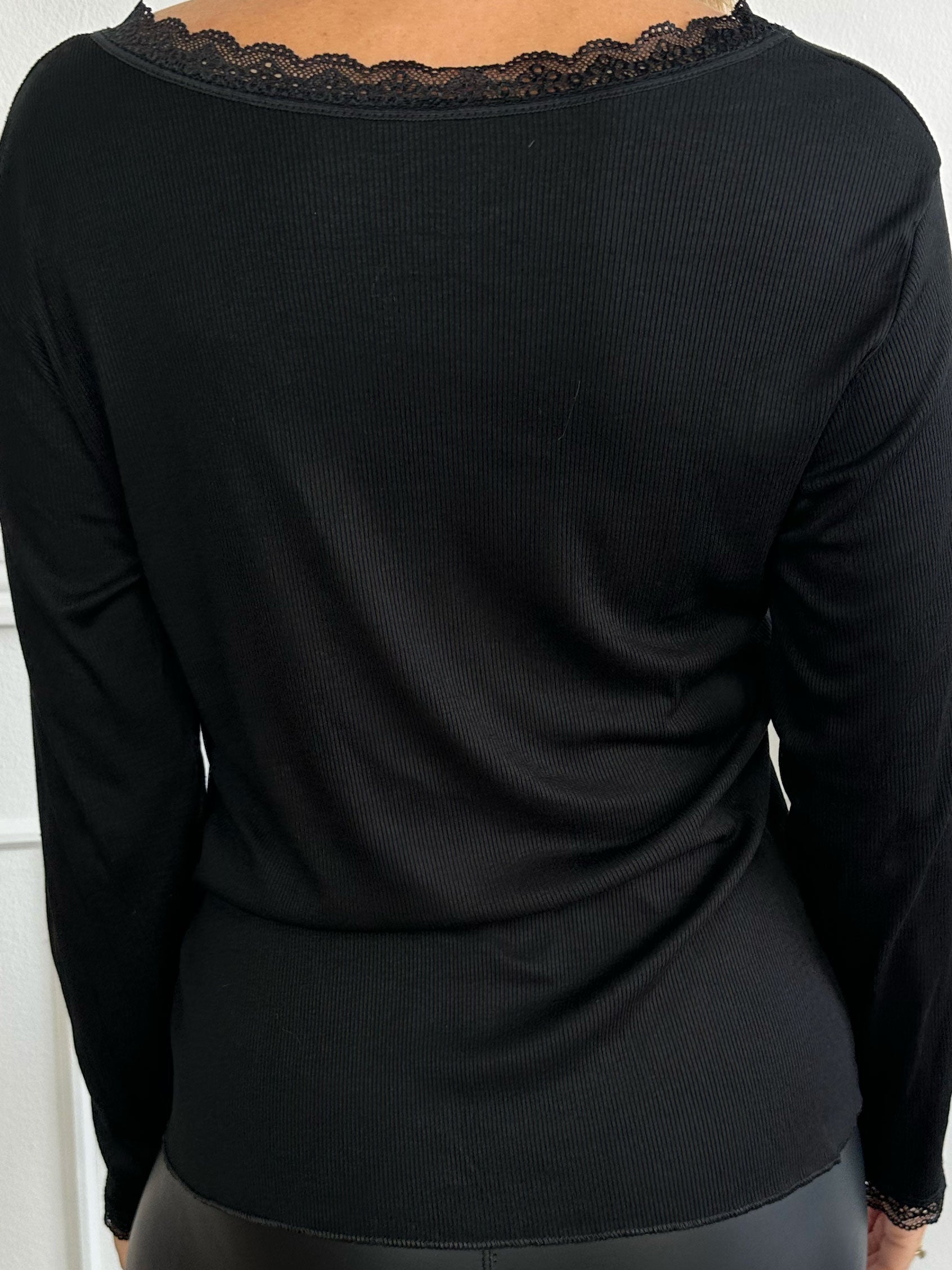 Ibina Long Sleeve - Sød bluse med rib og blondekanter