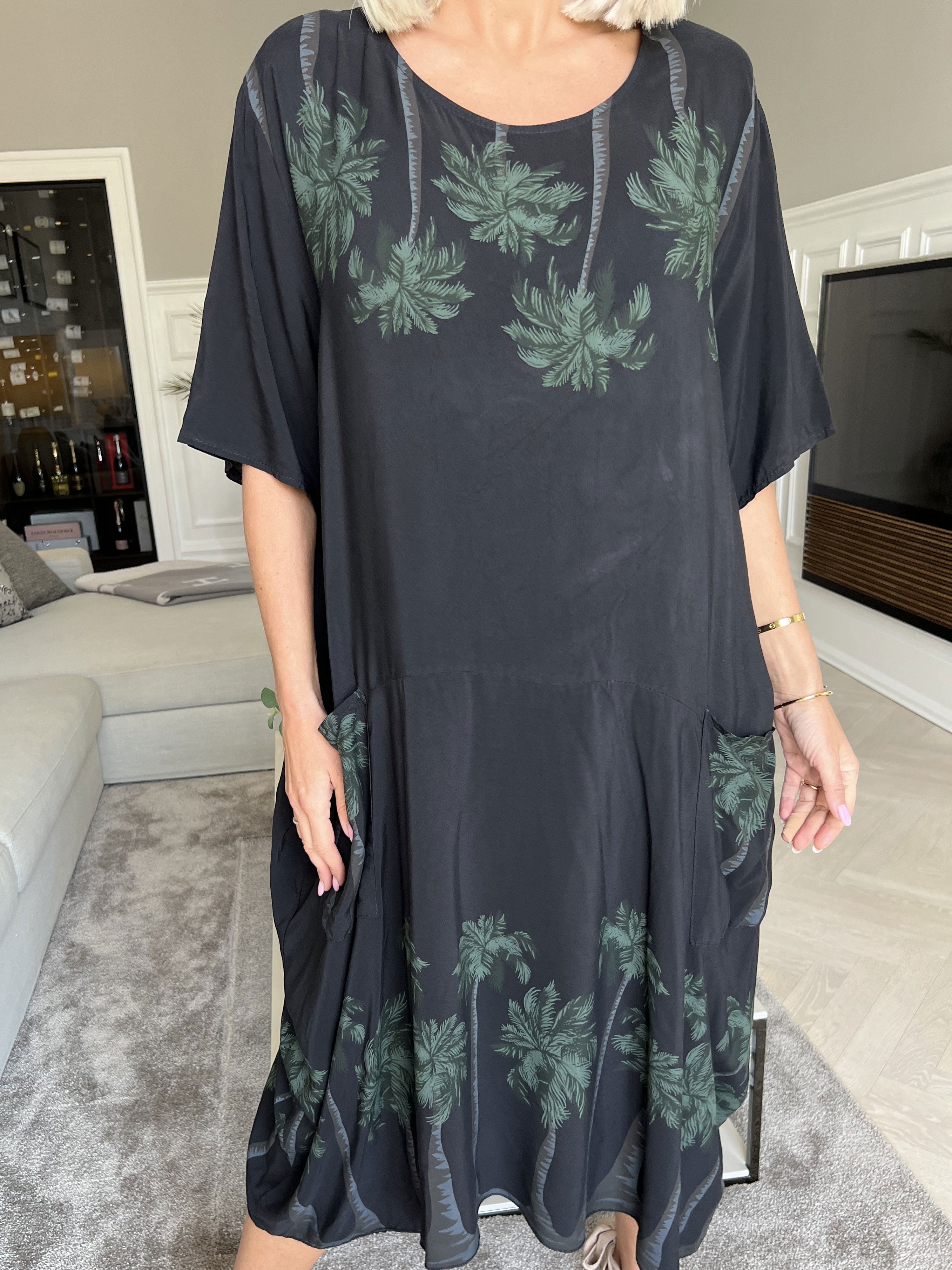 Idaline - Sød sommerkjole med palme motiver og lommer