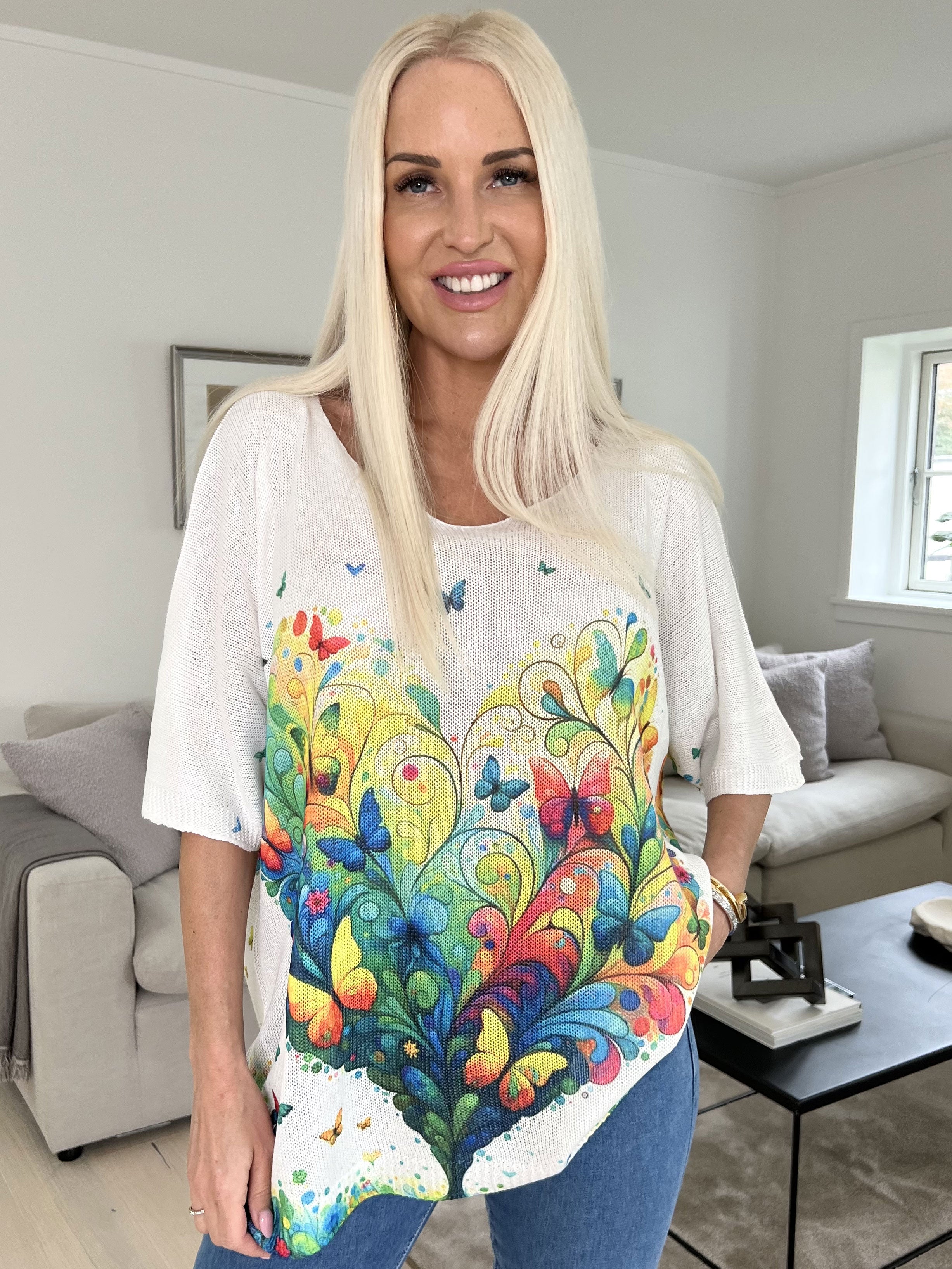 Inaya - Strikket bluse med sommerfugleprint