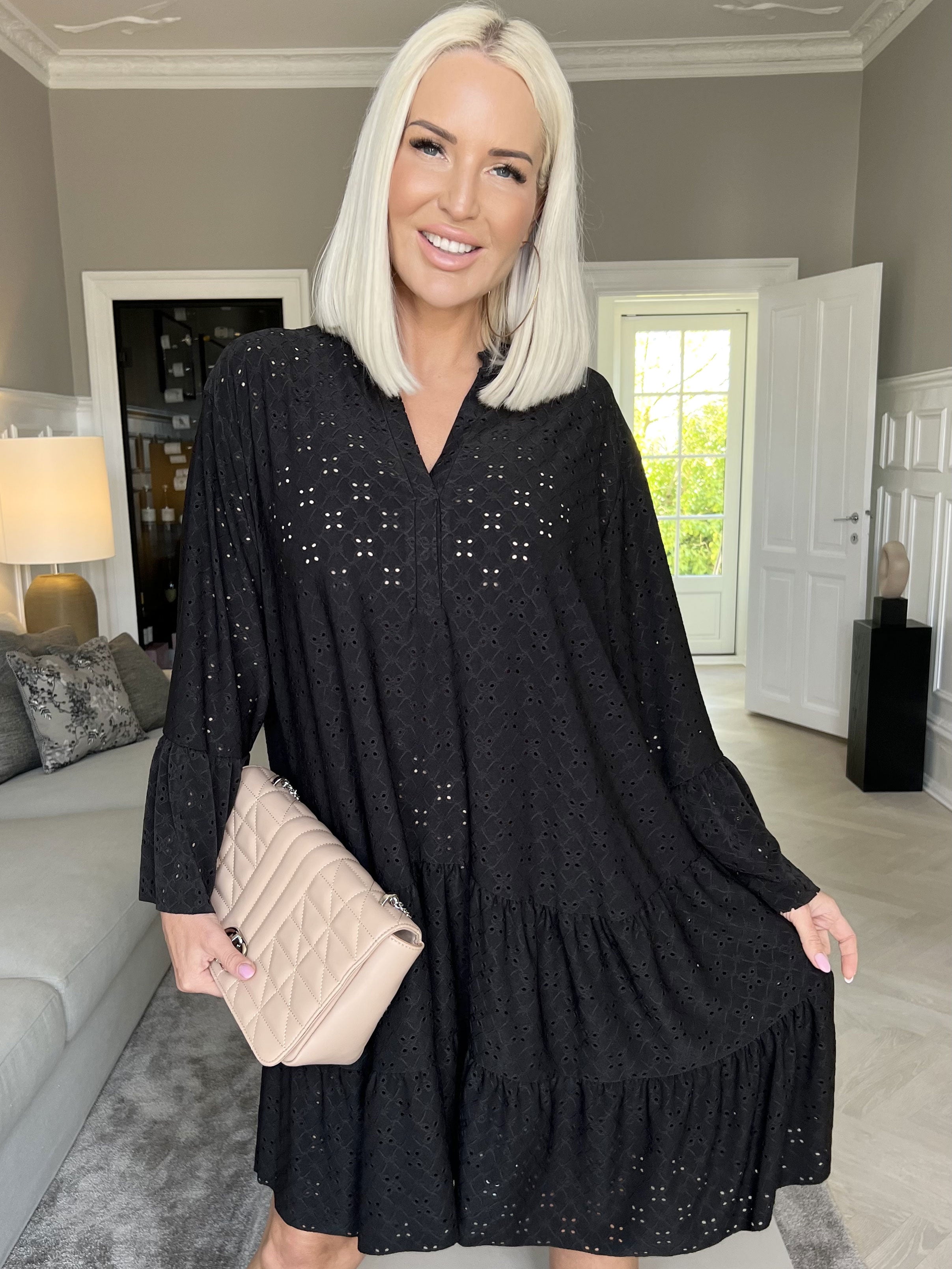 Indiana - Sød elastisk kjole i broderi anglaise