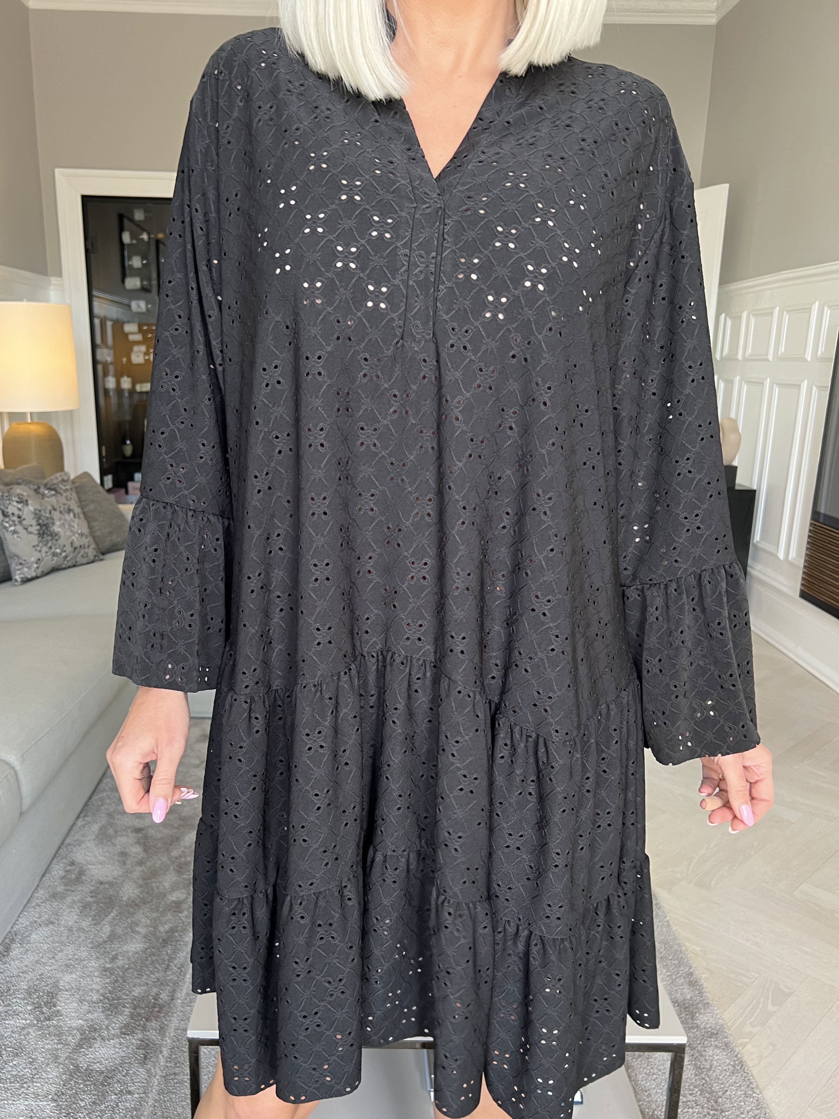 Indiana - Sød elastisk kjole i broderi anglaise