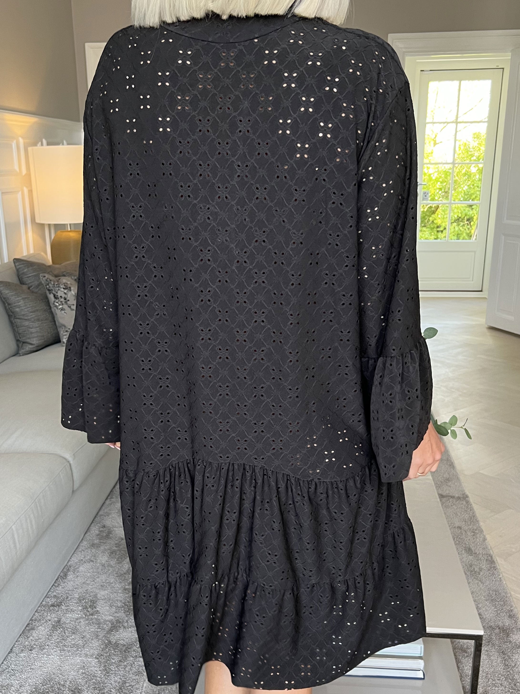 Indiana - Sød elastisk kjole i broderi anglaise