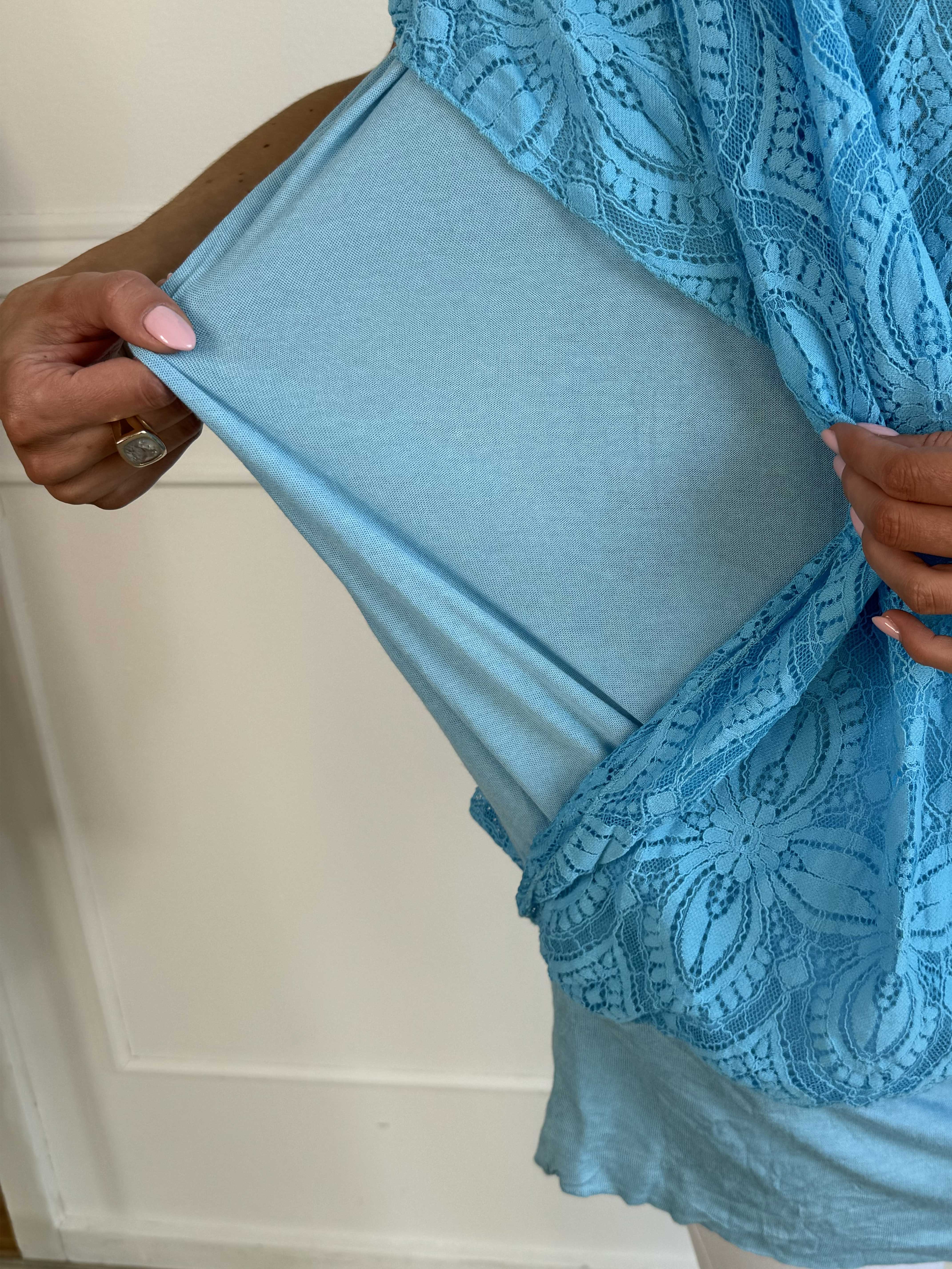 Indiana - Sød blondetunika i bomuld