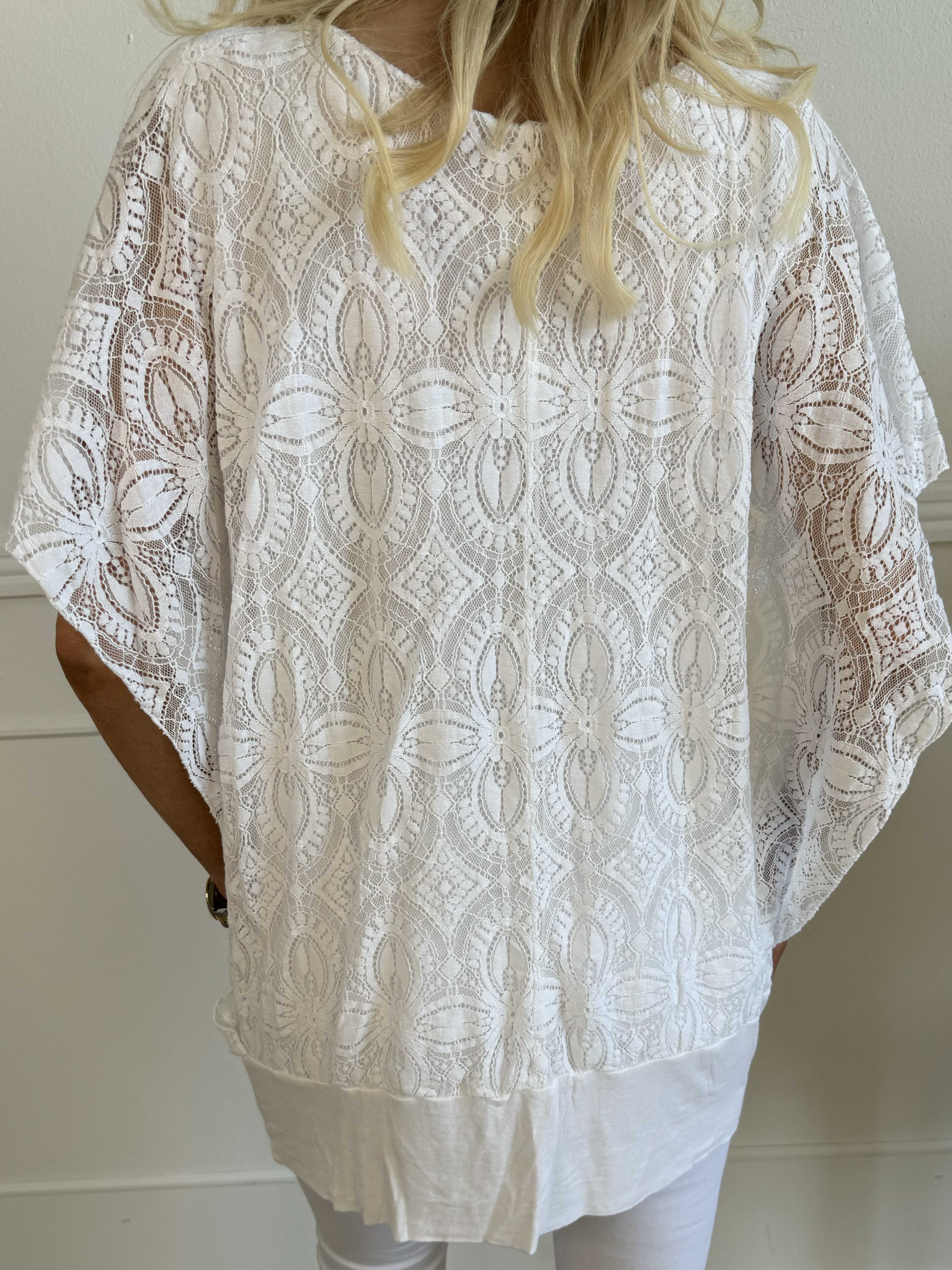 Indiana - Sød blondetunika i bomuld