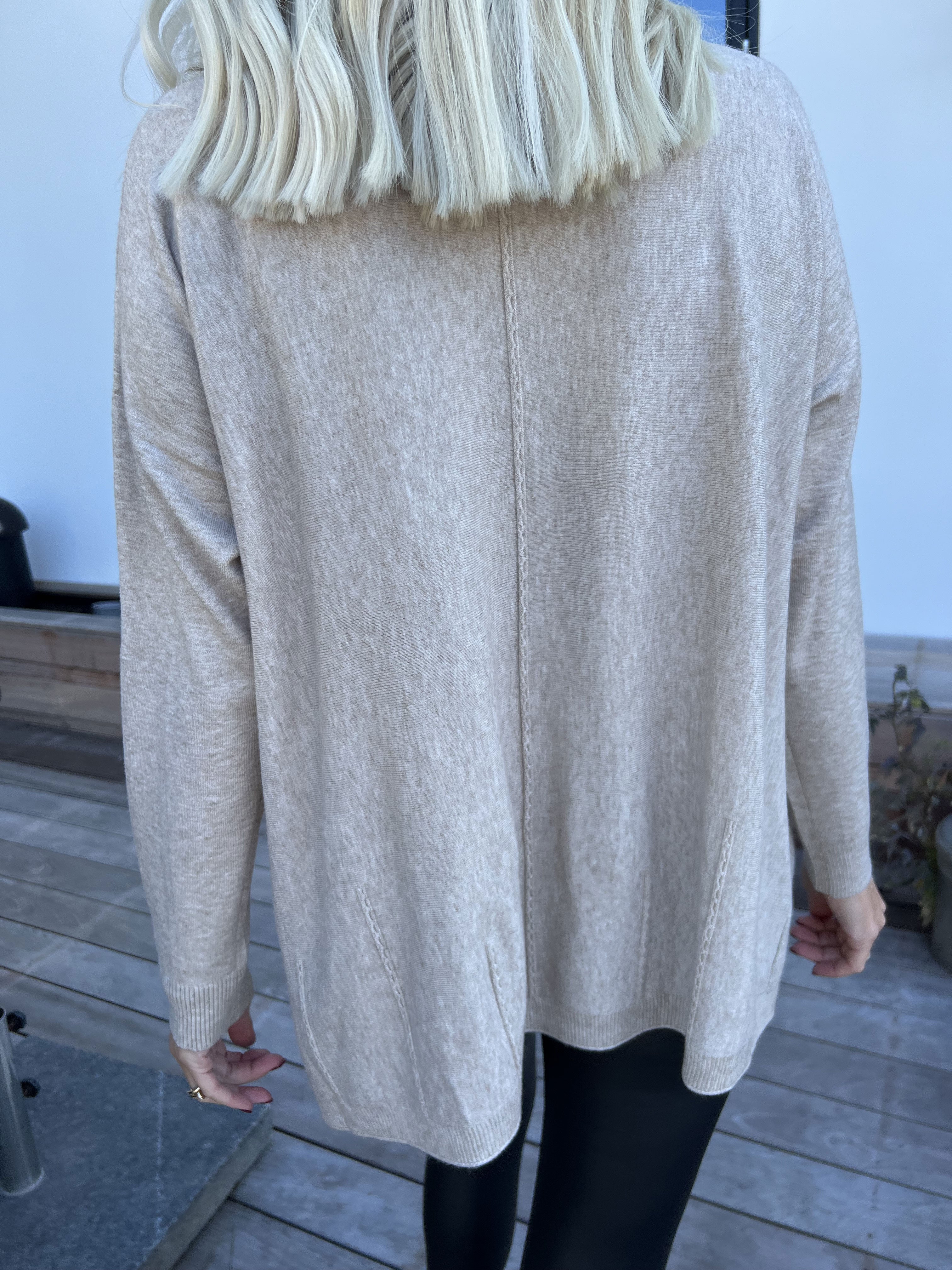 Inga - Meget blød strikbluse pyntet med similisten