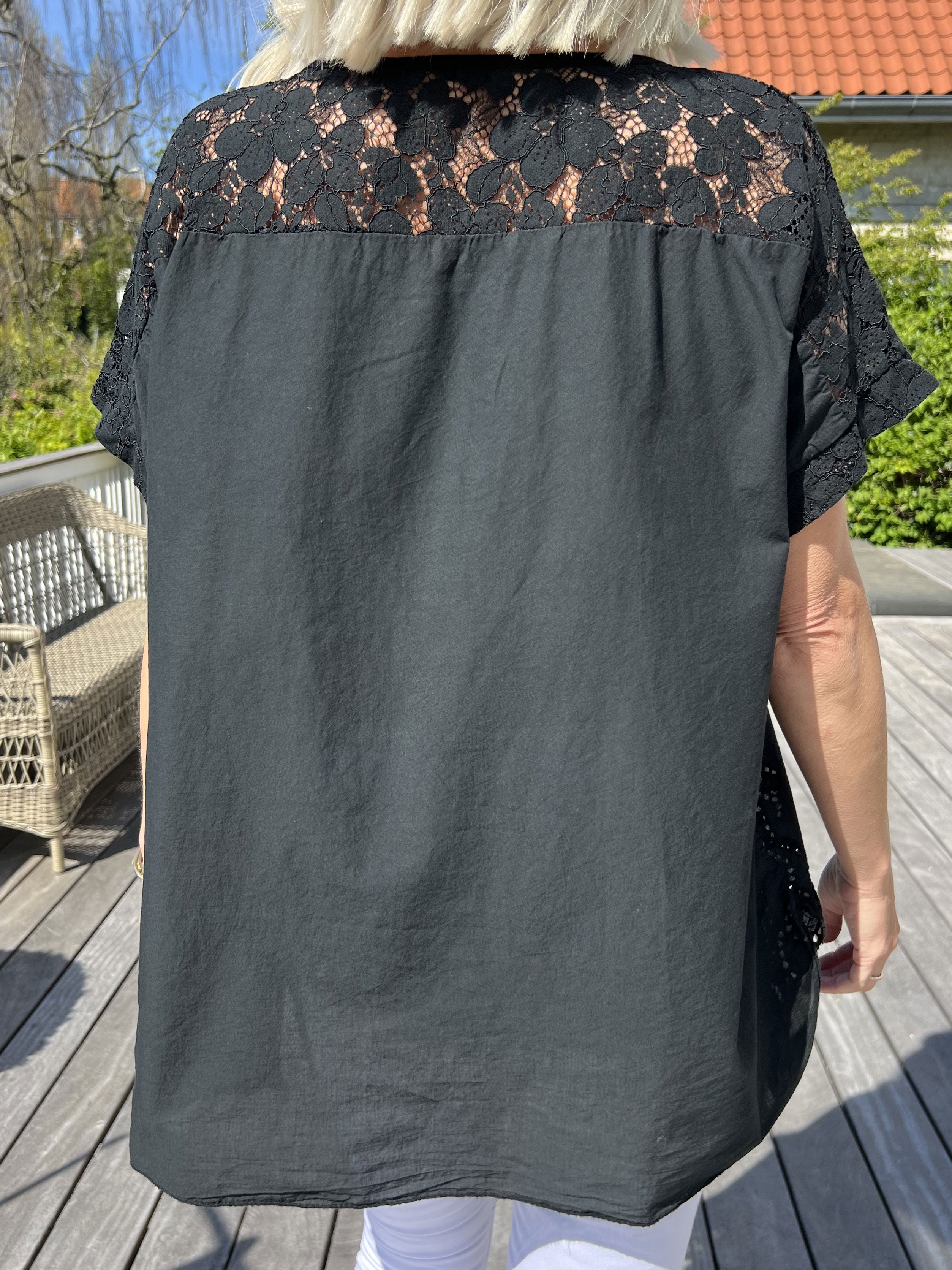 Inna - Sød top med blonder og broderi anglaise