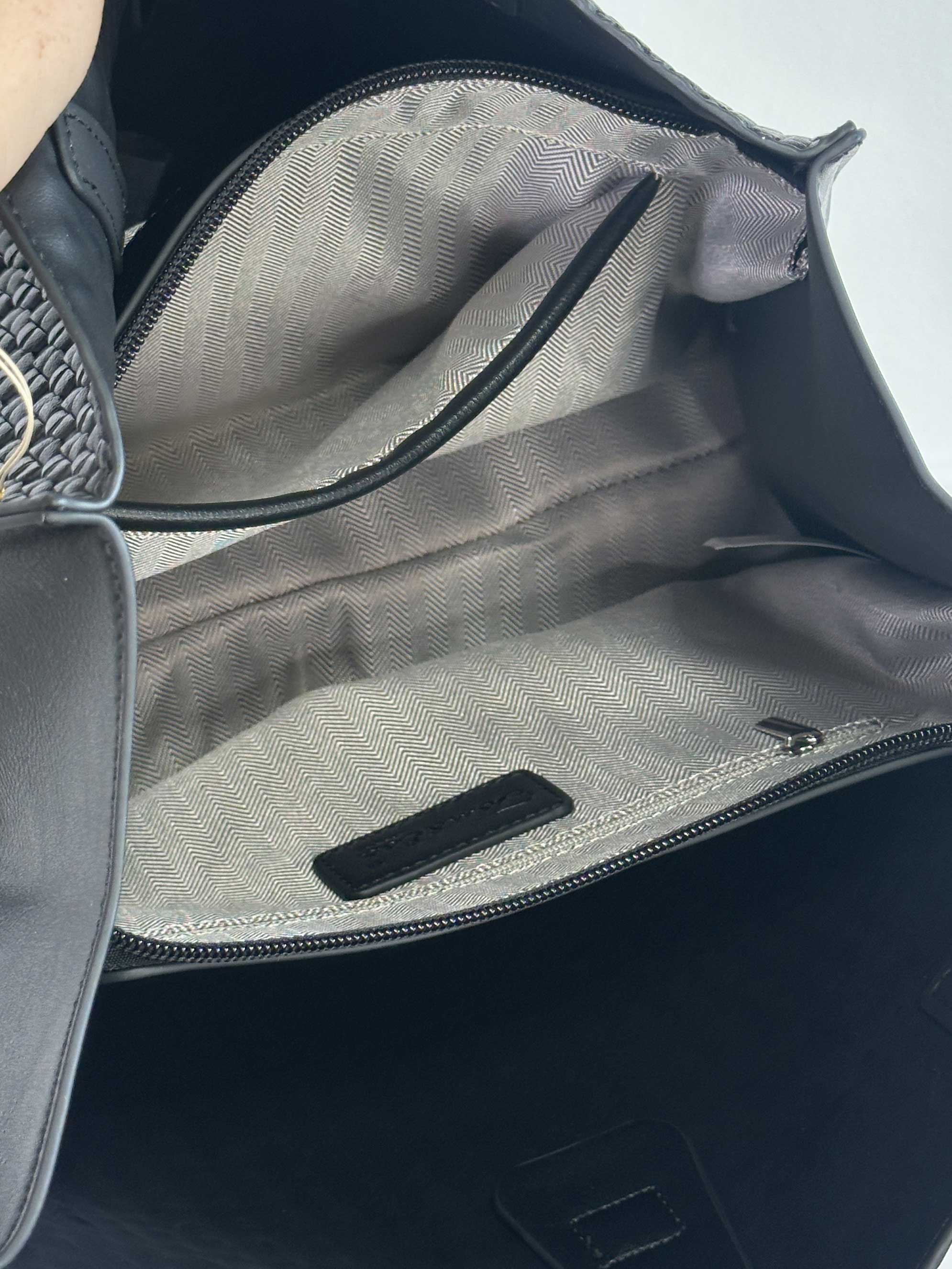 Ino - Sort bucket bag med guldspænde