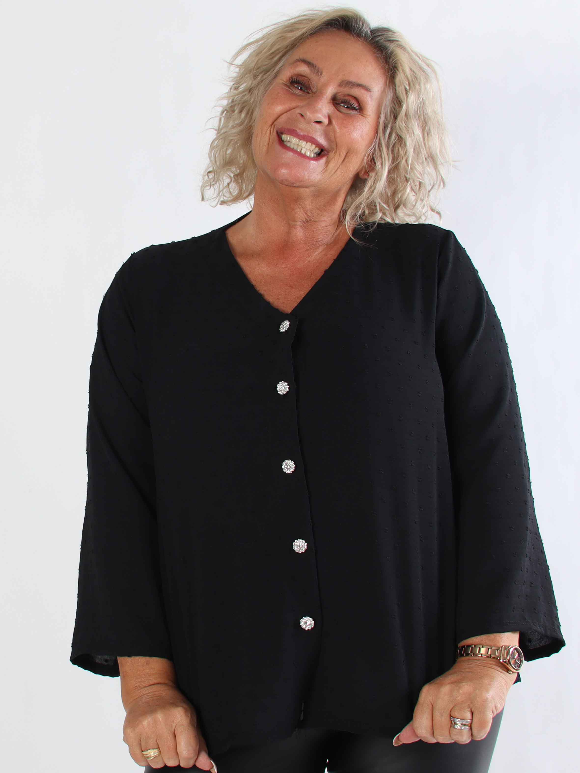 Iselin - Sød plus size tunika med prikket detaljer og sølv knapper