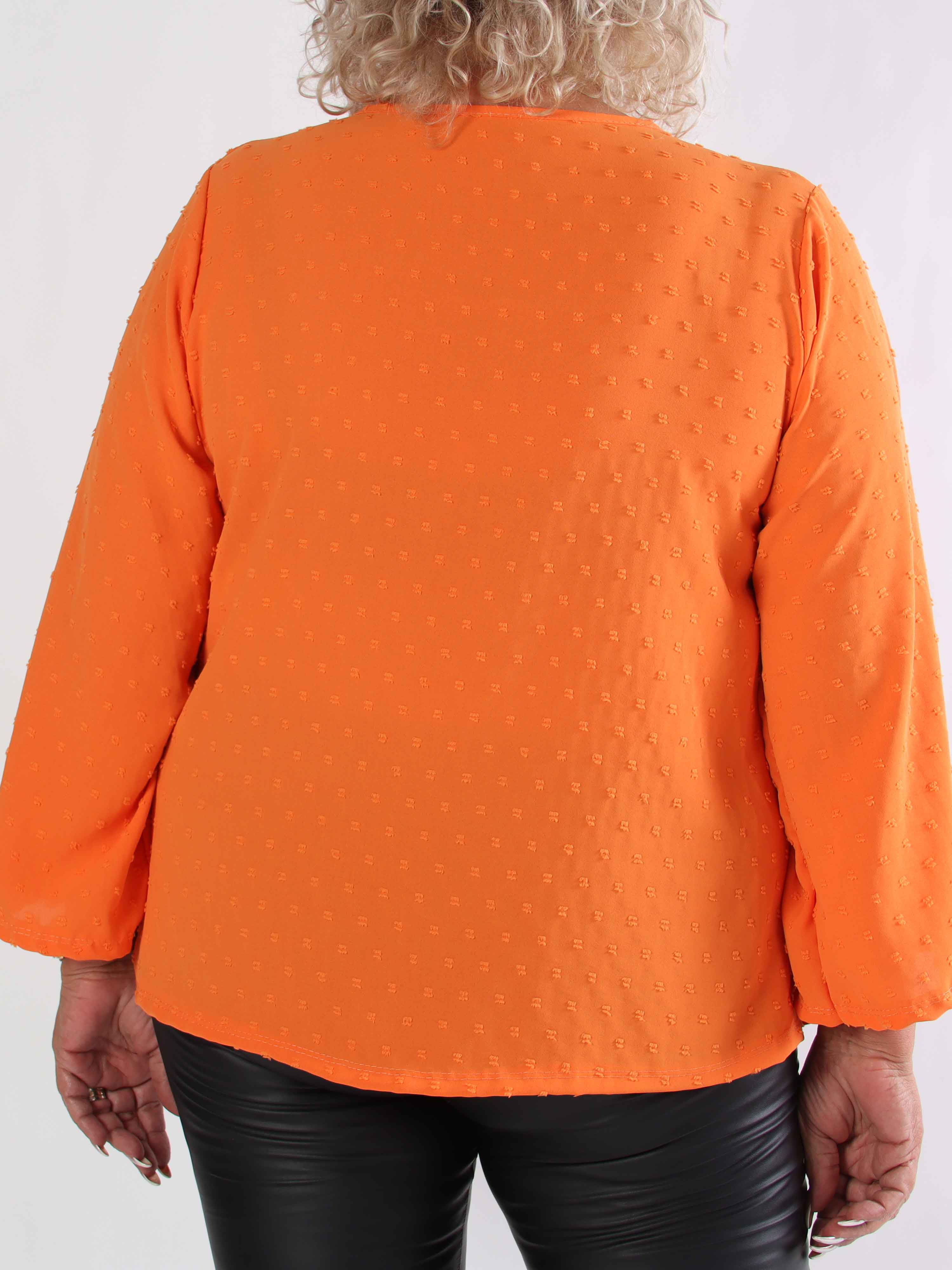 Iselin - Sød plus size tunika med prikket detaljer og sølv knapper