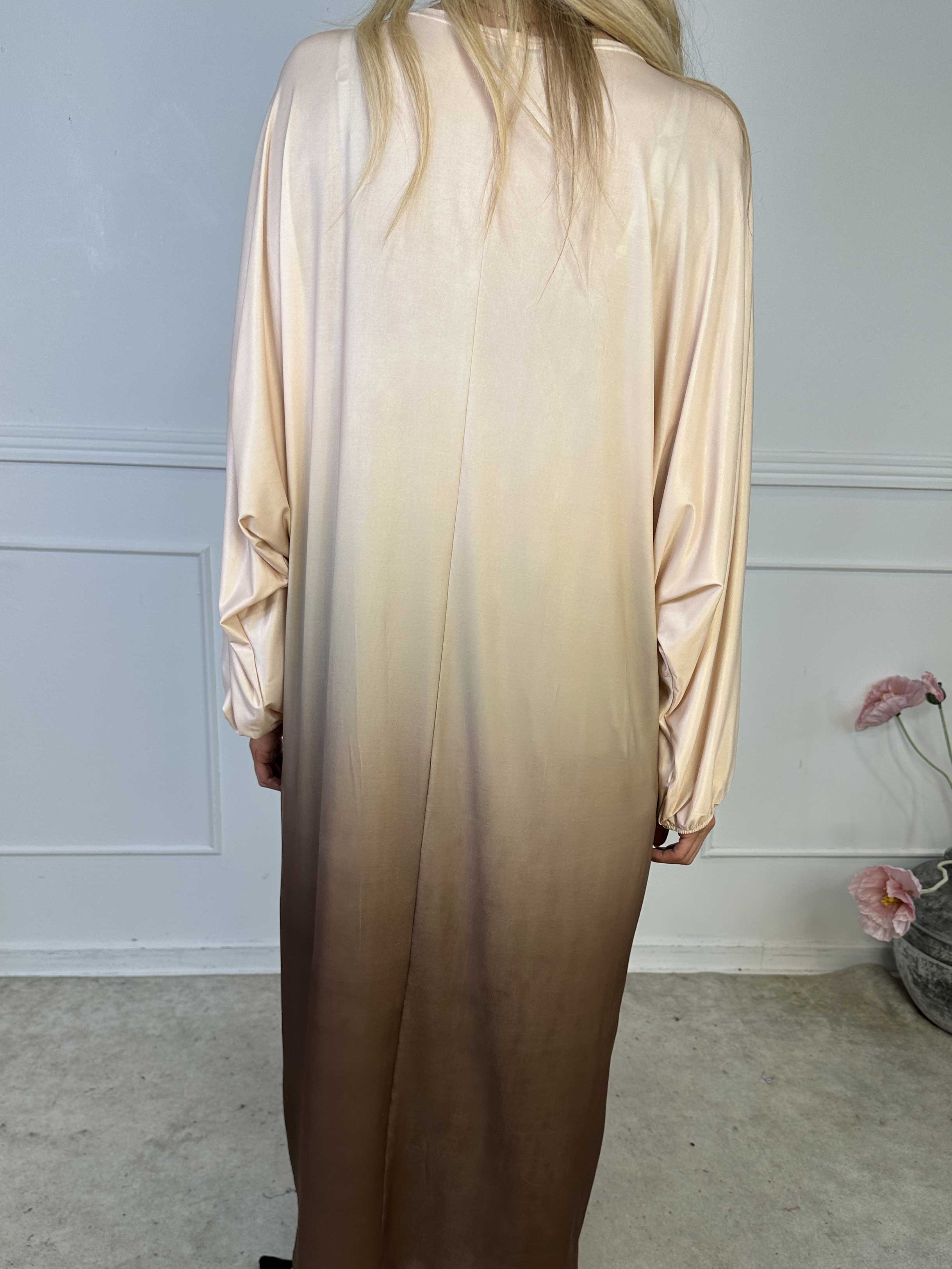 Ismene - Lang tunikakjole i flere farvenuancer