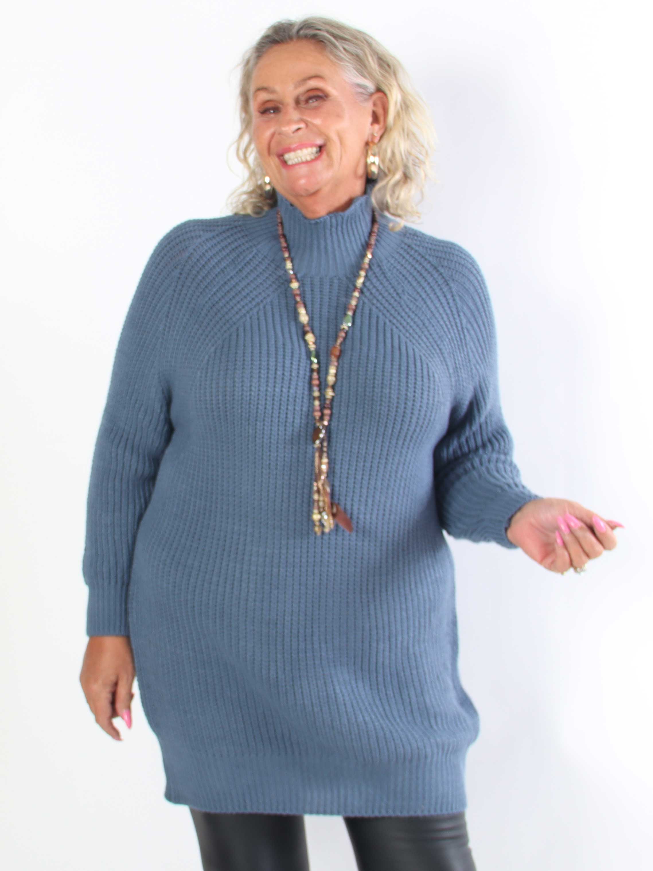 Isolde - Plain plus size strikkjole med høj hals