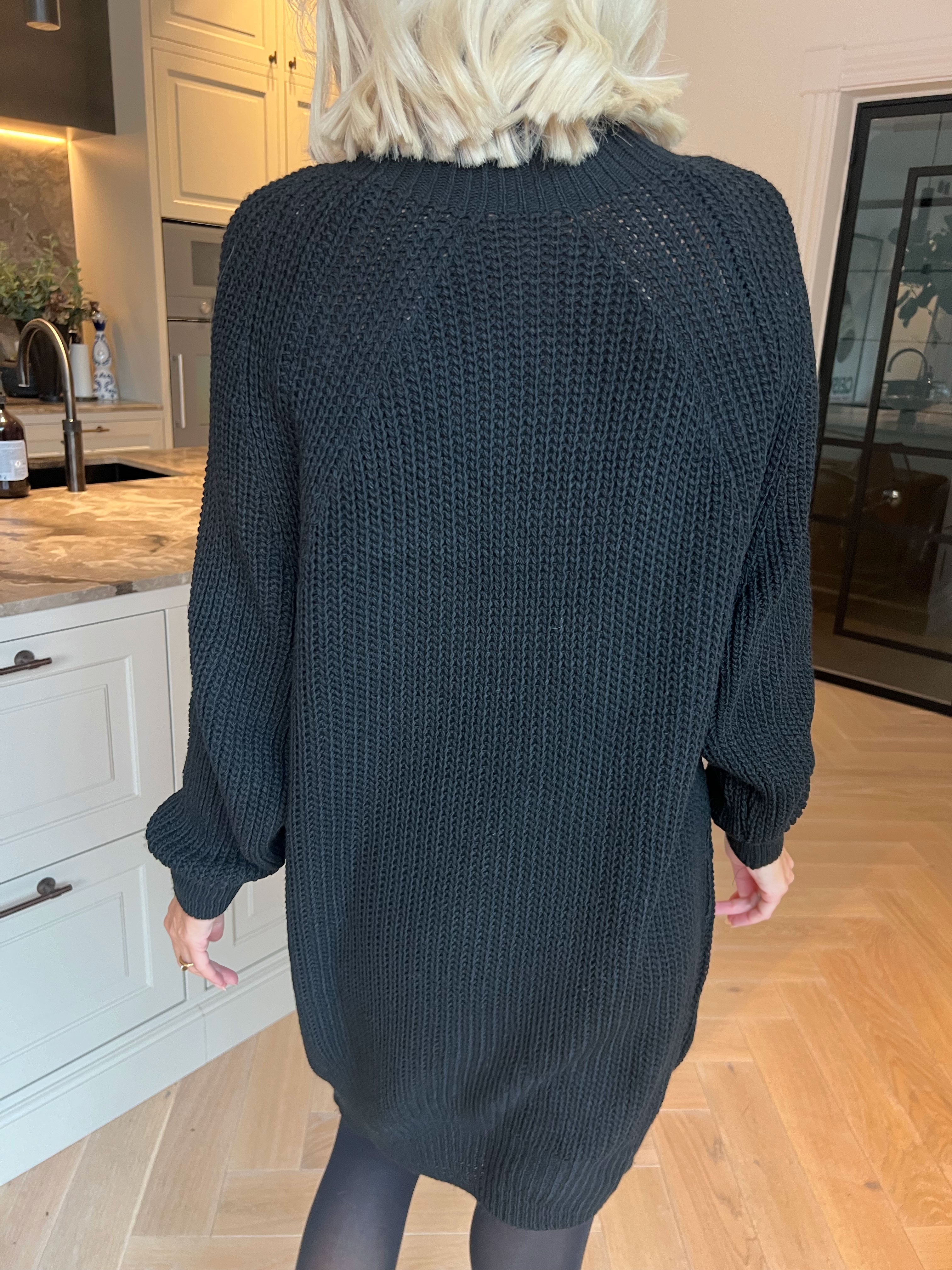 Isolde - Plain strikkjole med høj hals