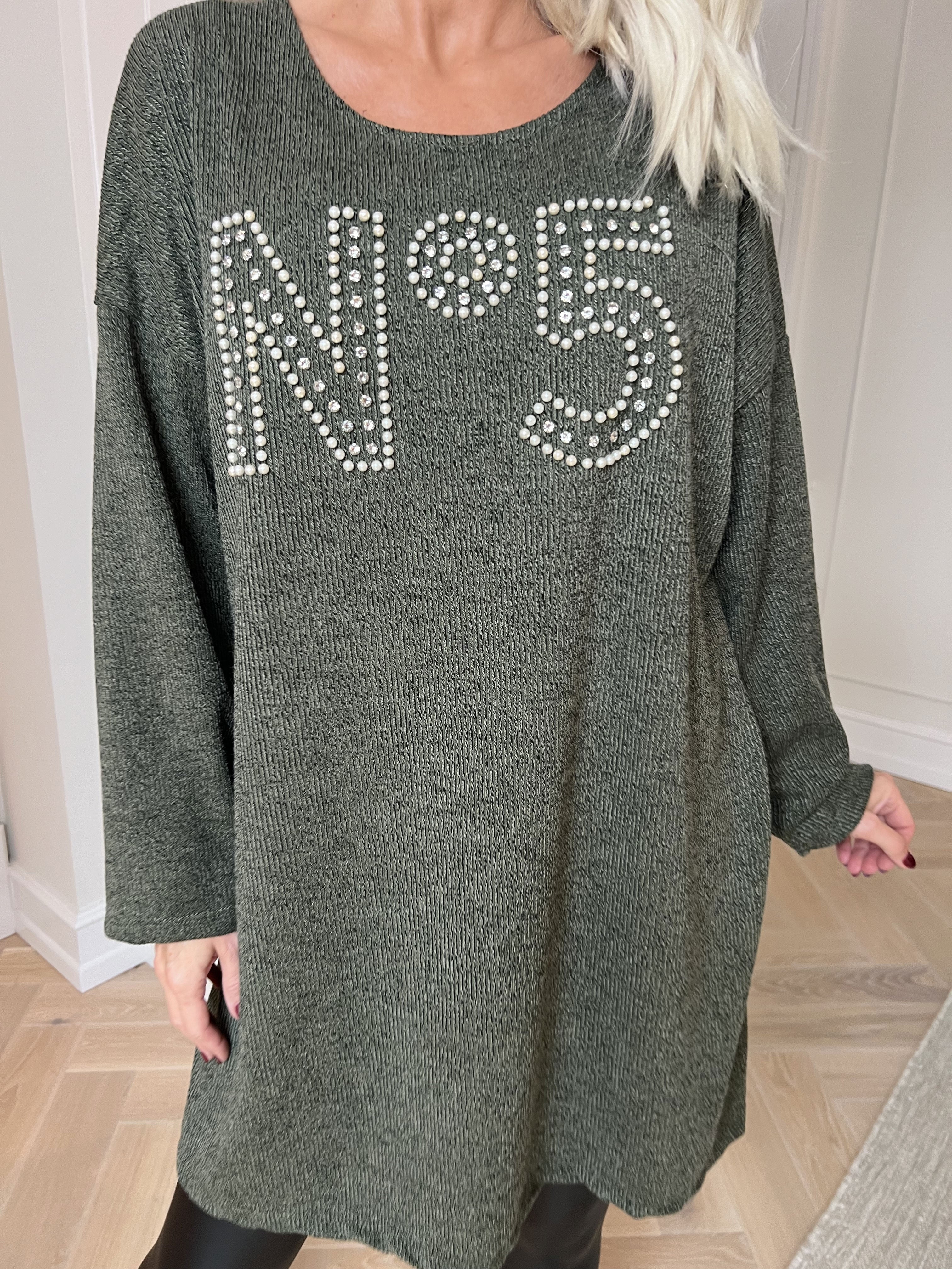 Jana - Blød og let strikkjole med similisten og perler på brystet