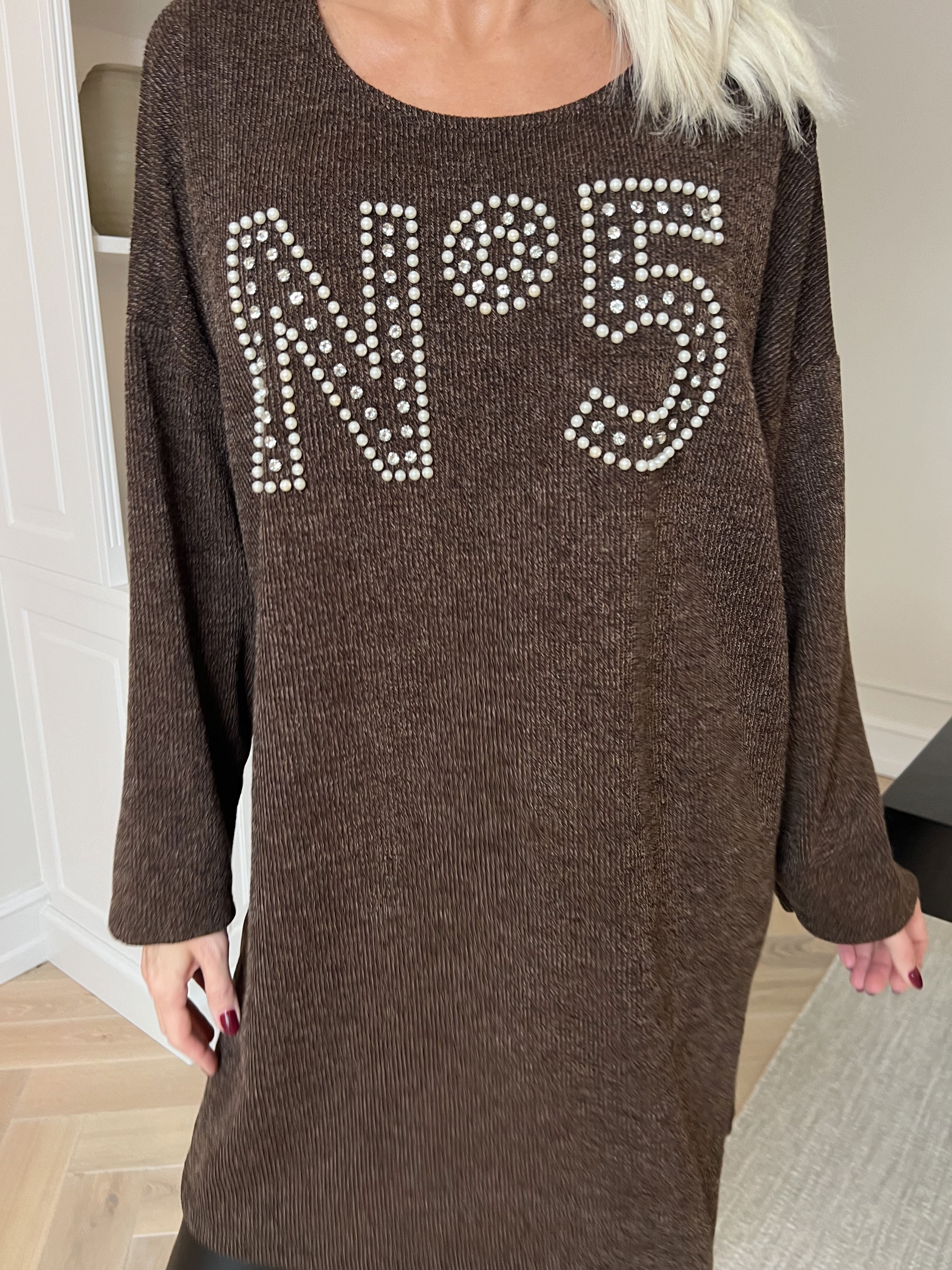 Jana - Blød og let strikkjole med similisten og perler på brystet