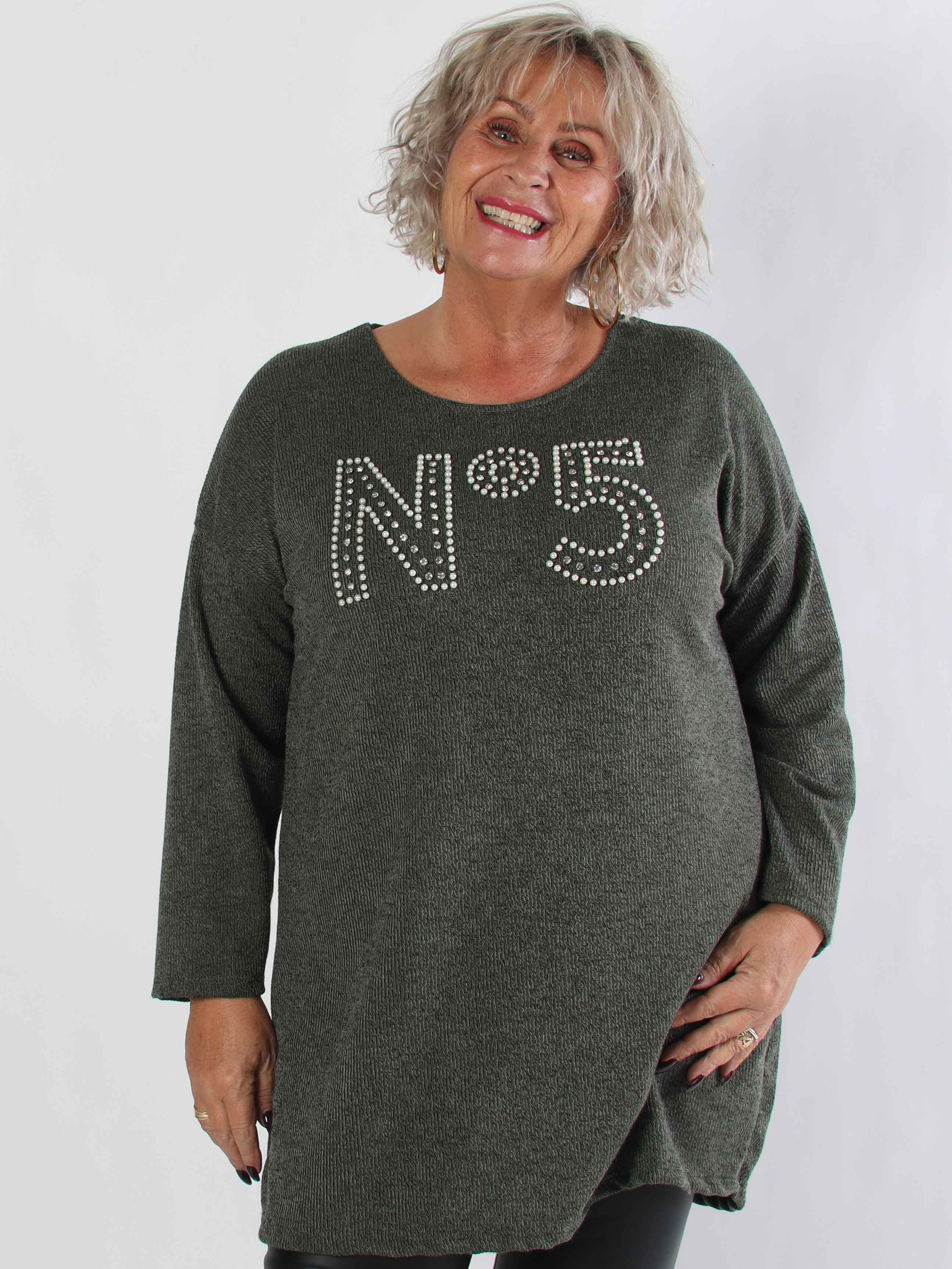 Jana - Let plus size strikkjole med similisten og perler på brystet