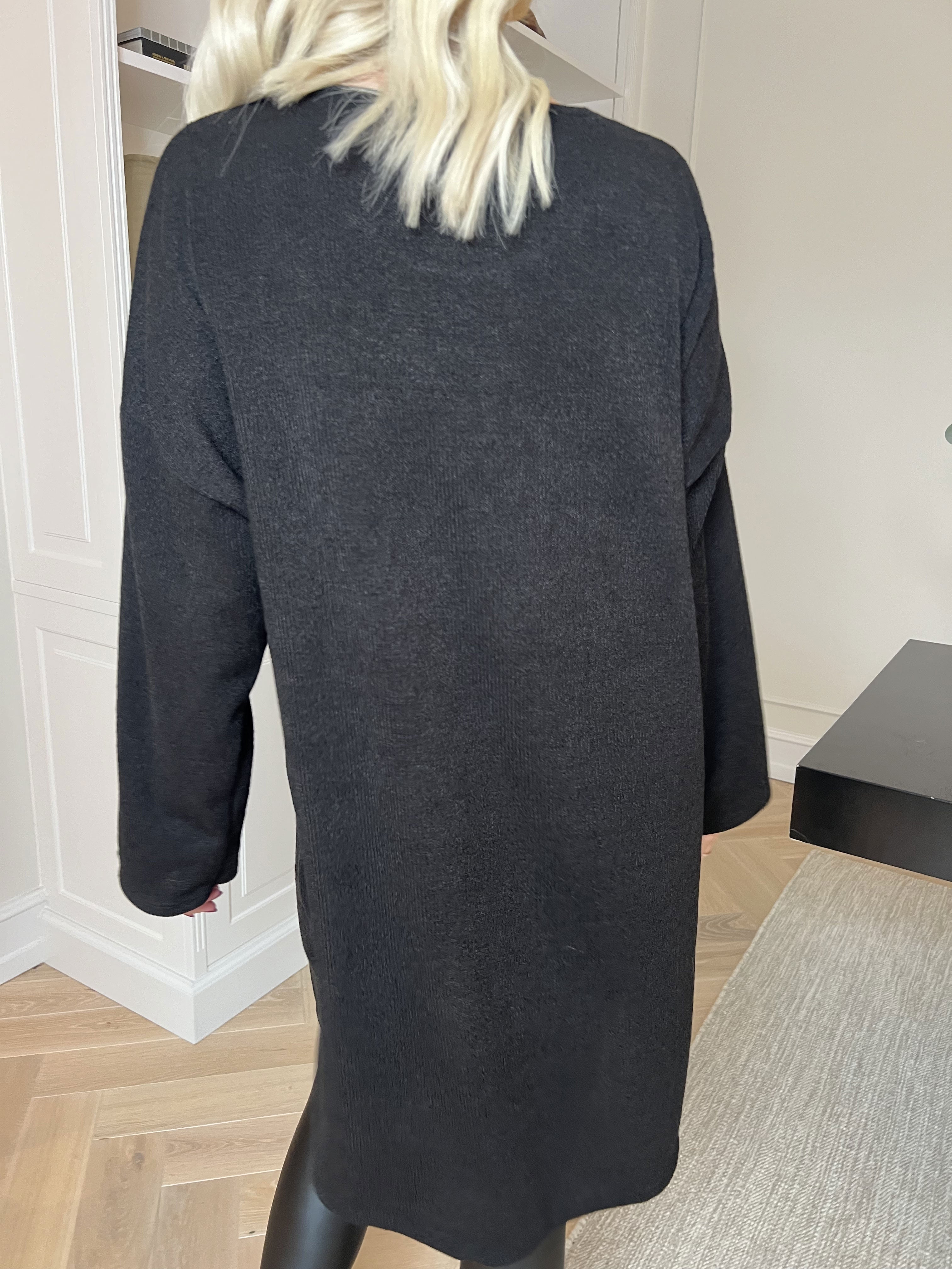 Jana - Blød og let strikkjole med similisten og perler på brystet