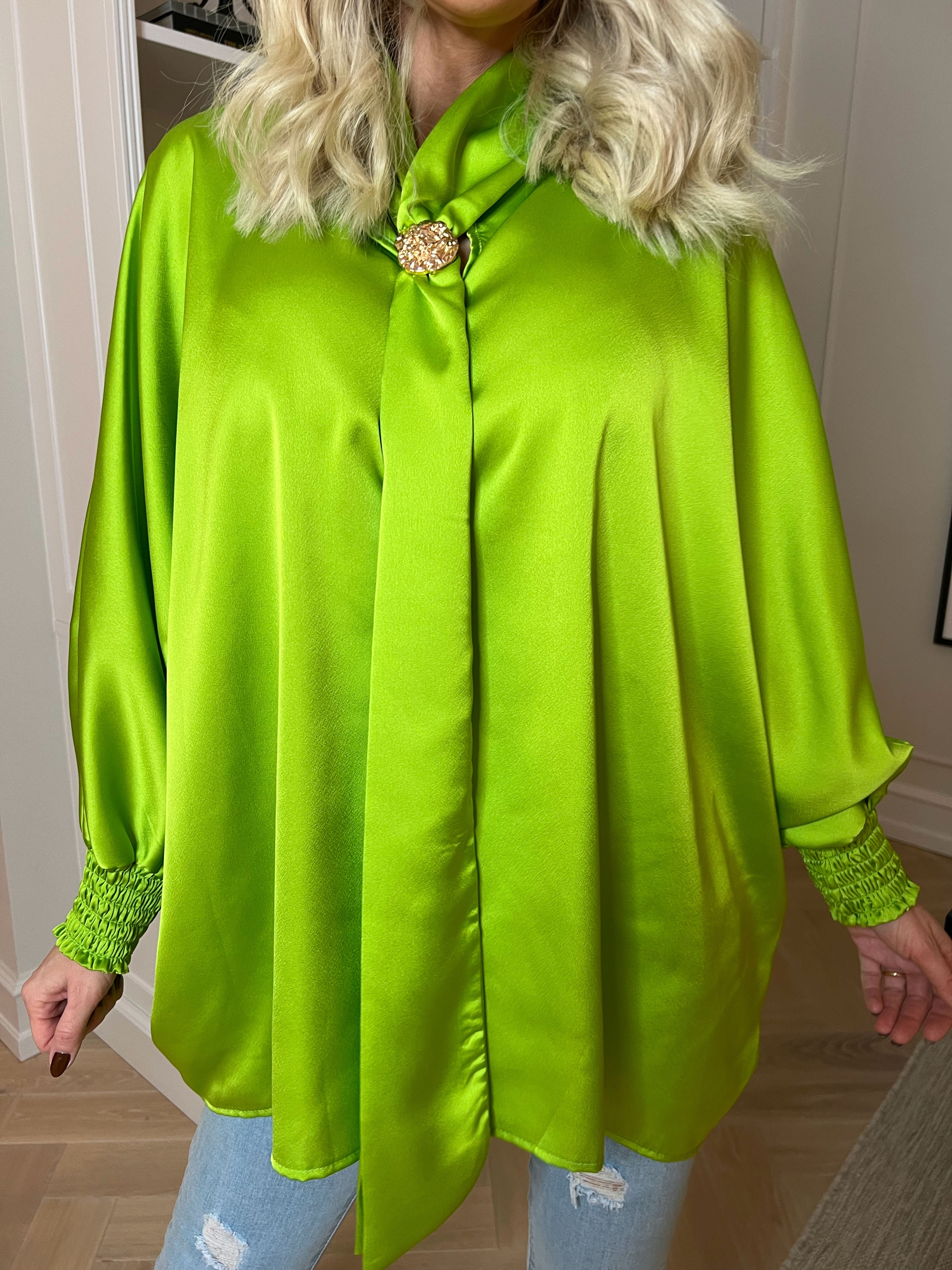 Janai - Sød tunika i silkelook med guld broche