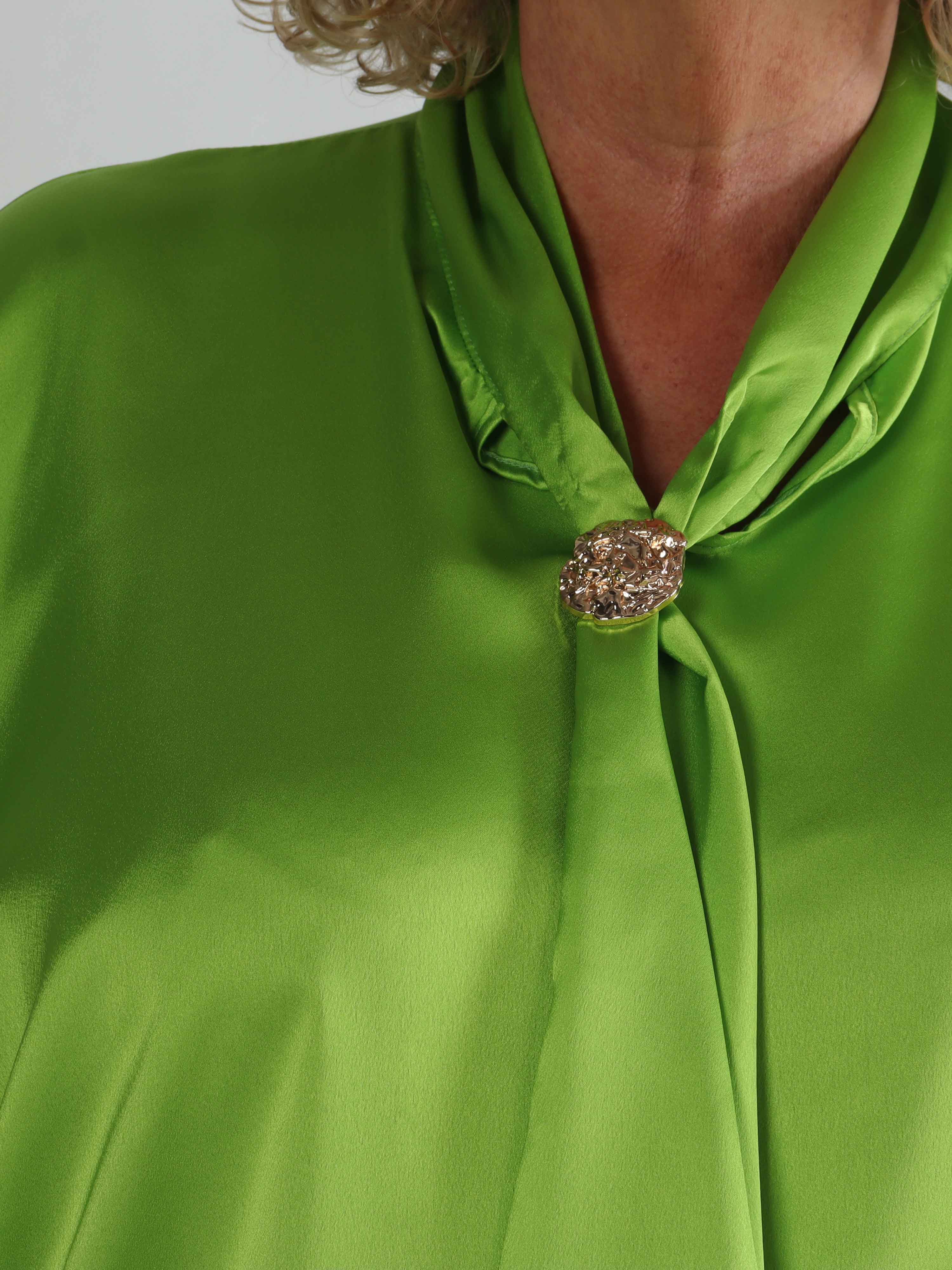 Janai - Sød plus size tunika i silkelook med guld broche