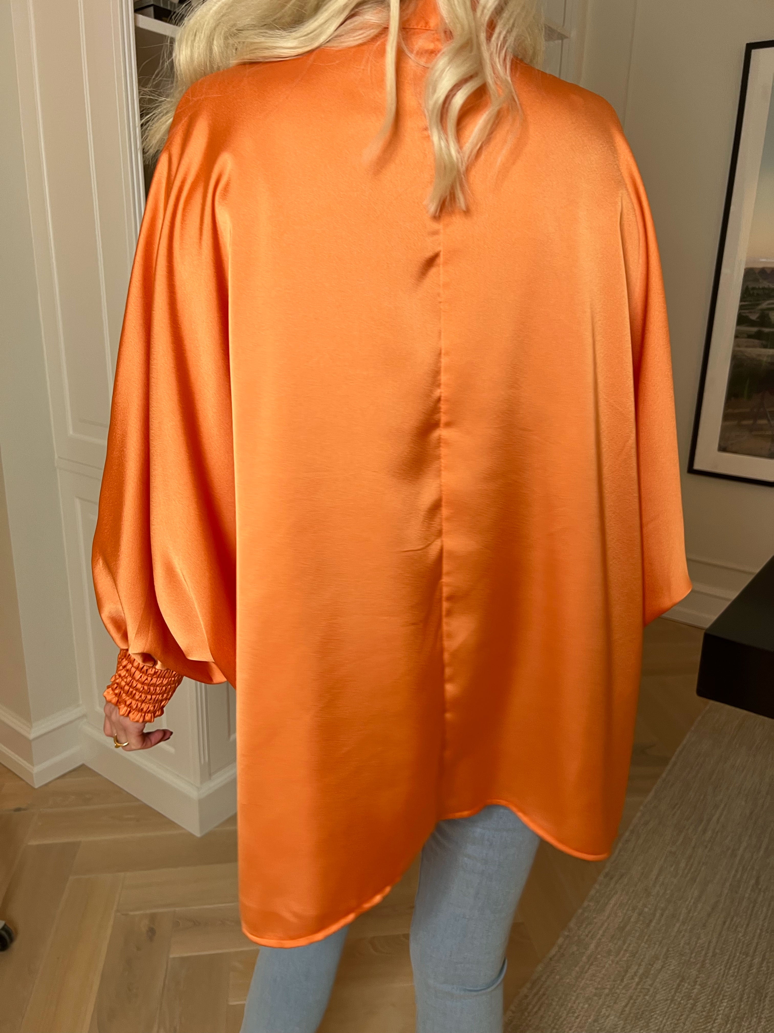 Janai - Sød tunika i silkelook med guld broche