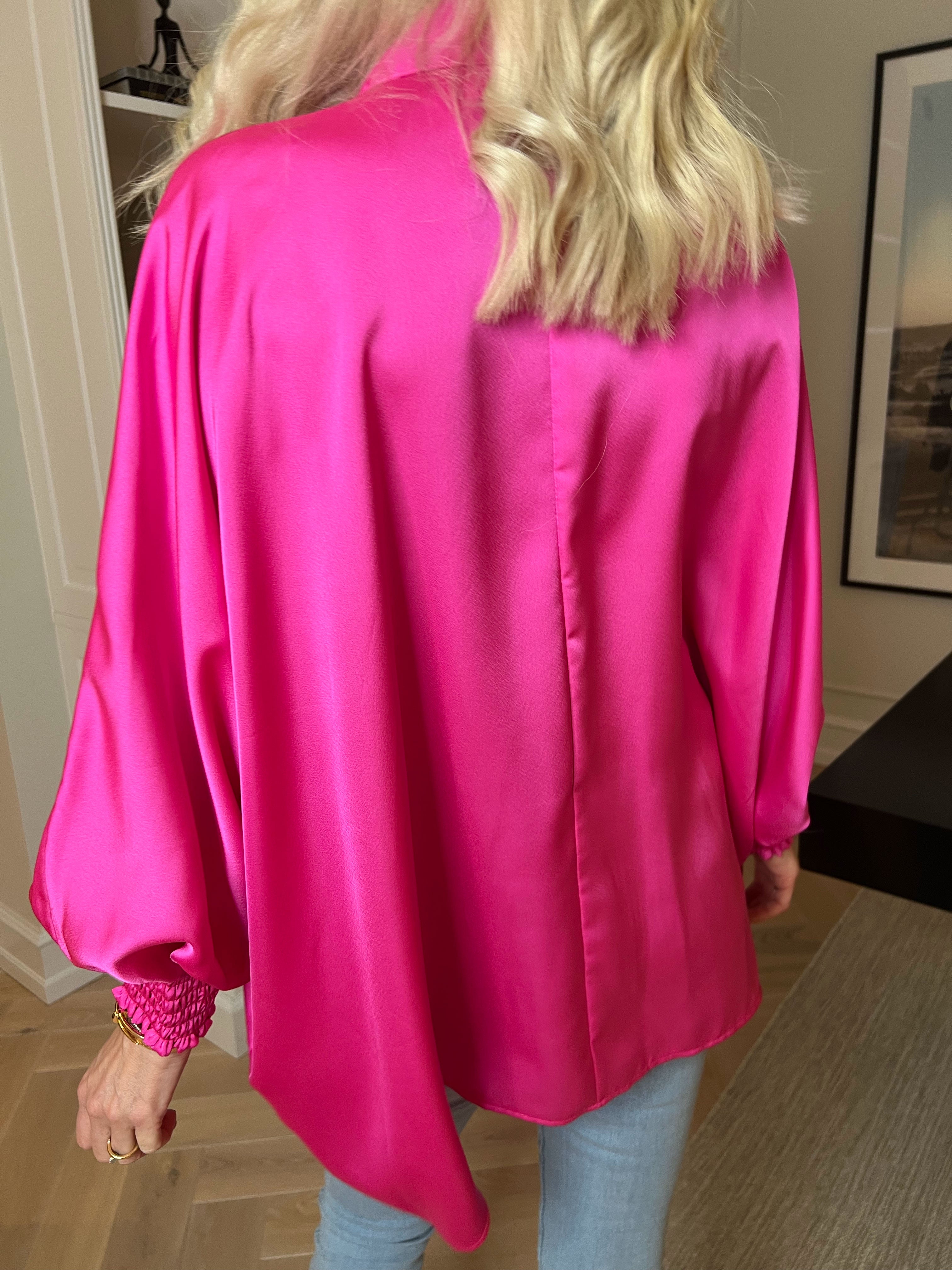 Janai - Sød tunika i silkelook med guld broche