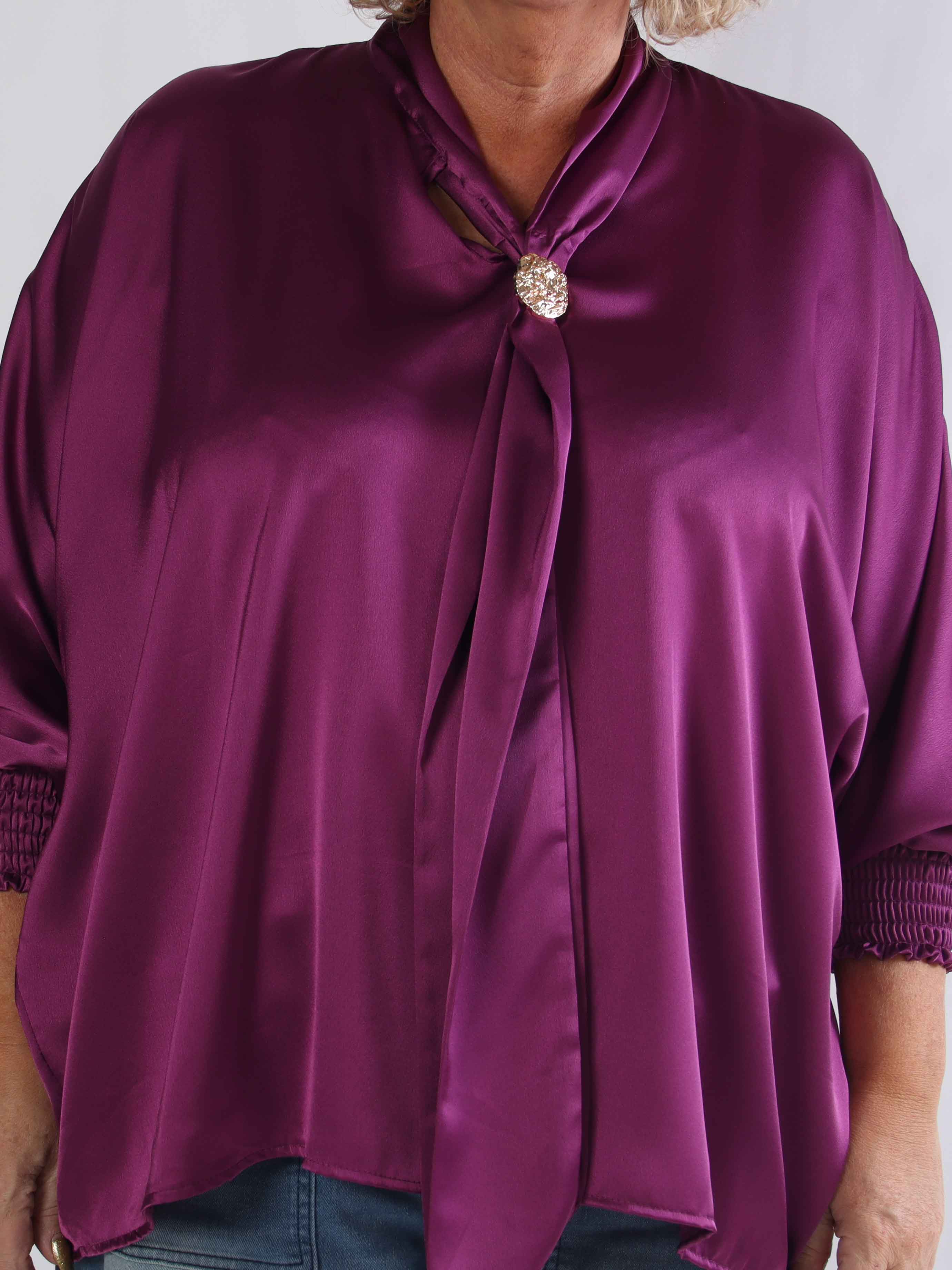 Janai - Sød plus size tunika i silkelook med guld broche