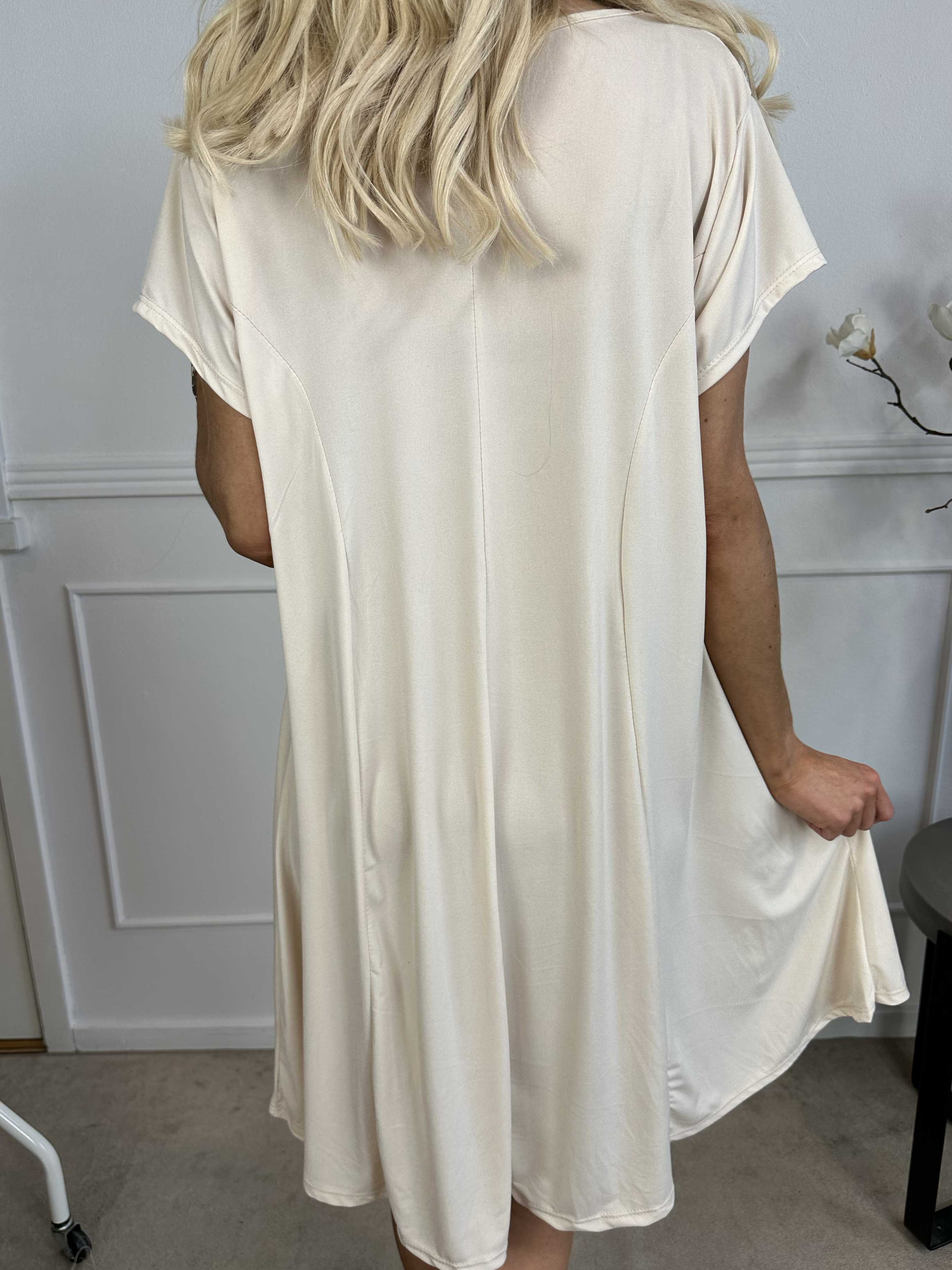 Janina - Ensfarvet kjole i blødt elastisk stof