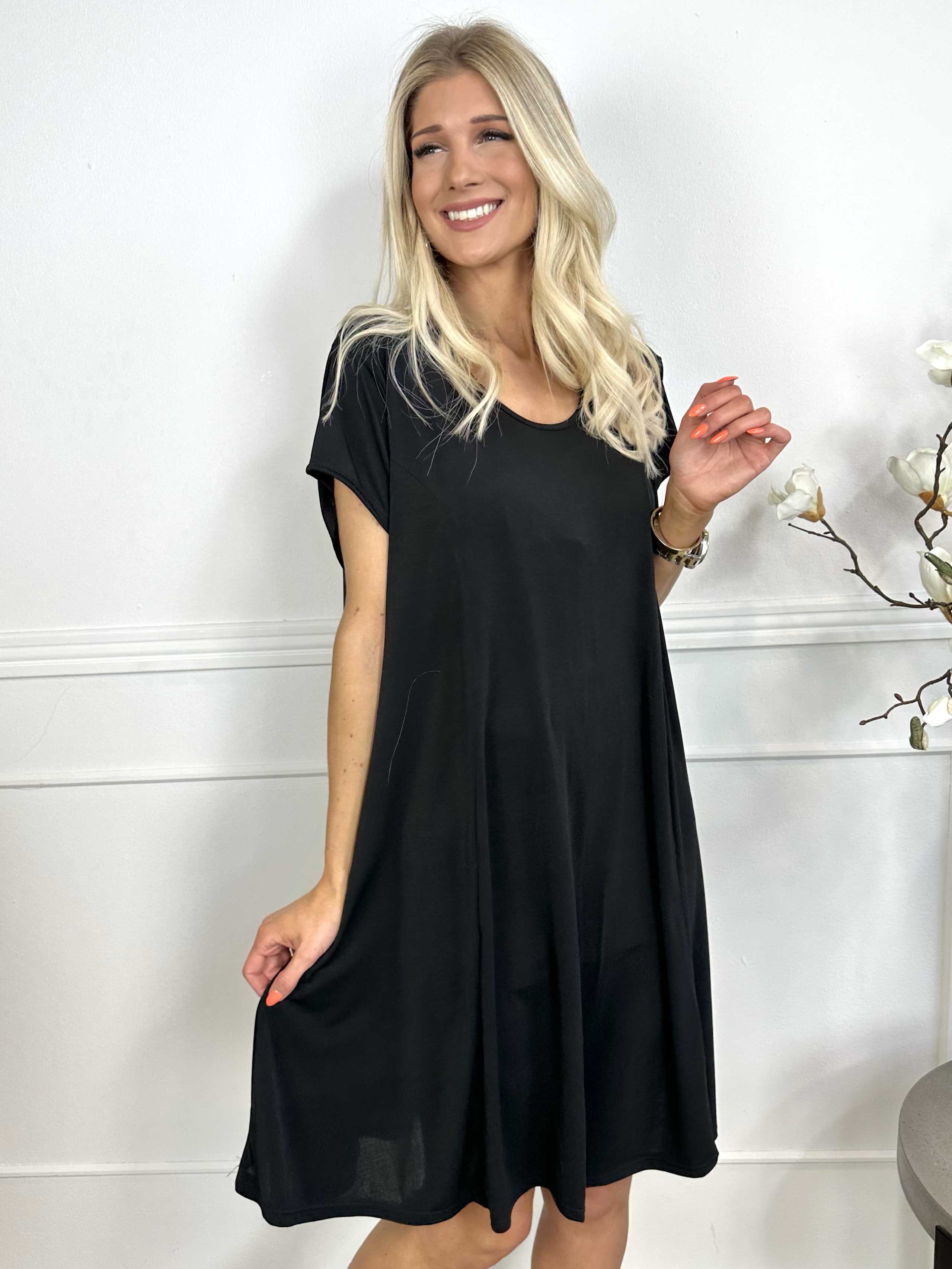 Janina - Ensfarvet kjole i blødt elastisk stof