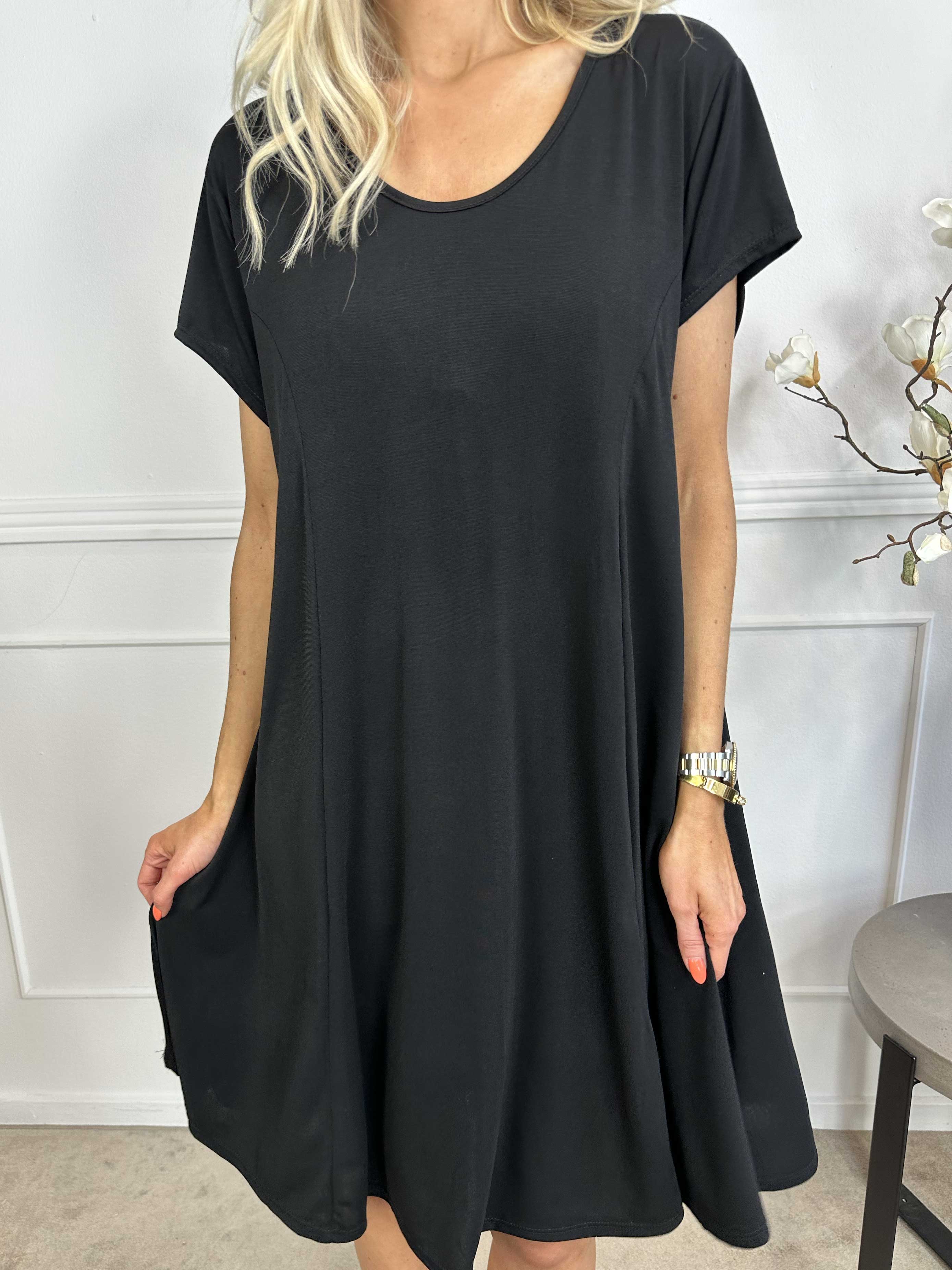 Janina - Ensfarvet kjole i blødt elastisk stof