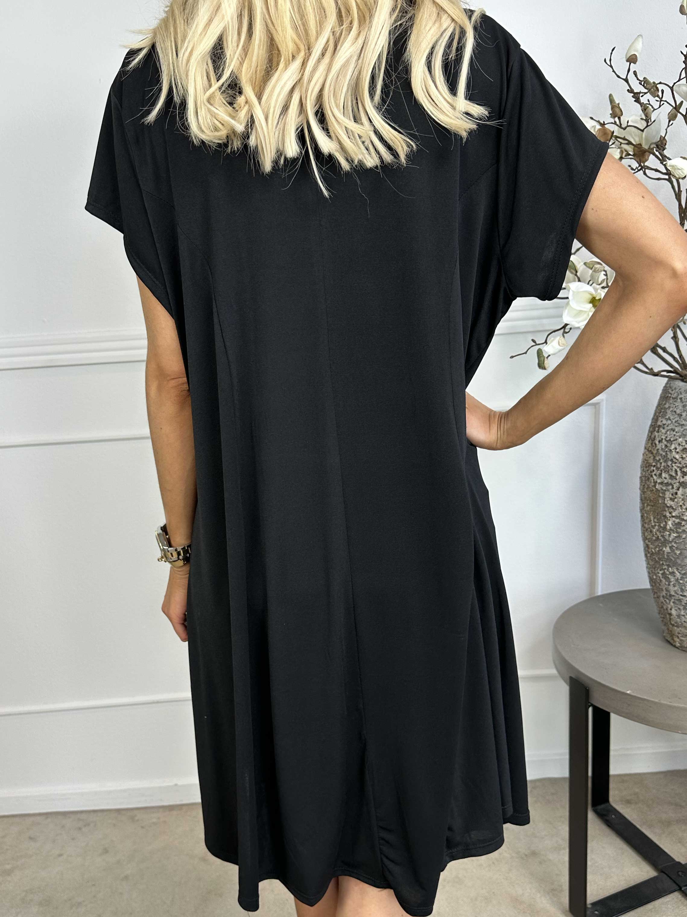 Janina - Ensfarvet kjole i blødt elastisk stof