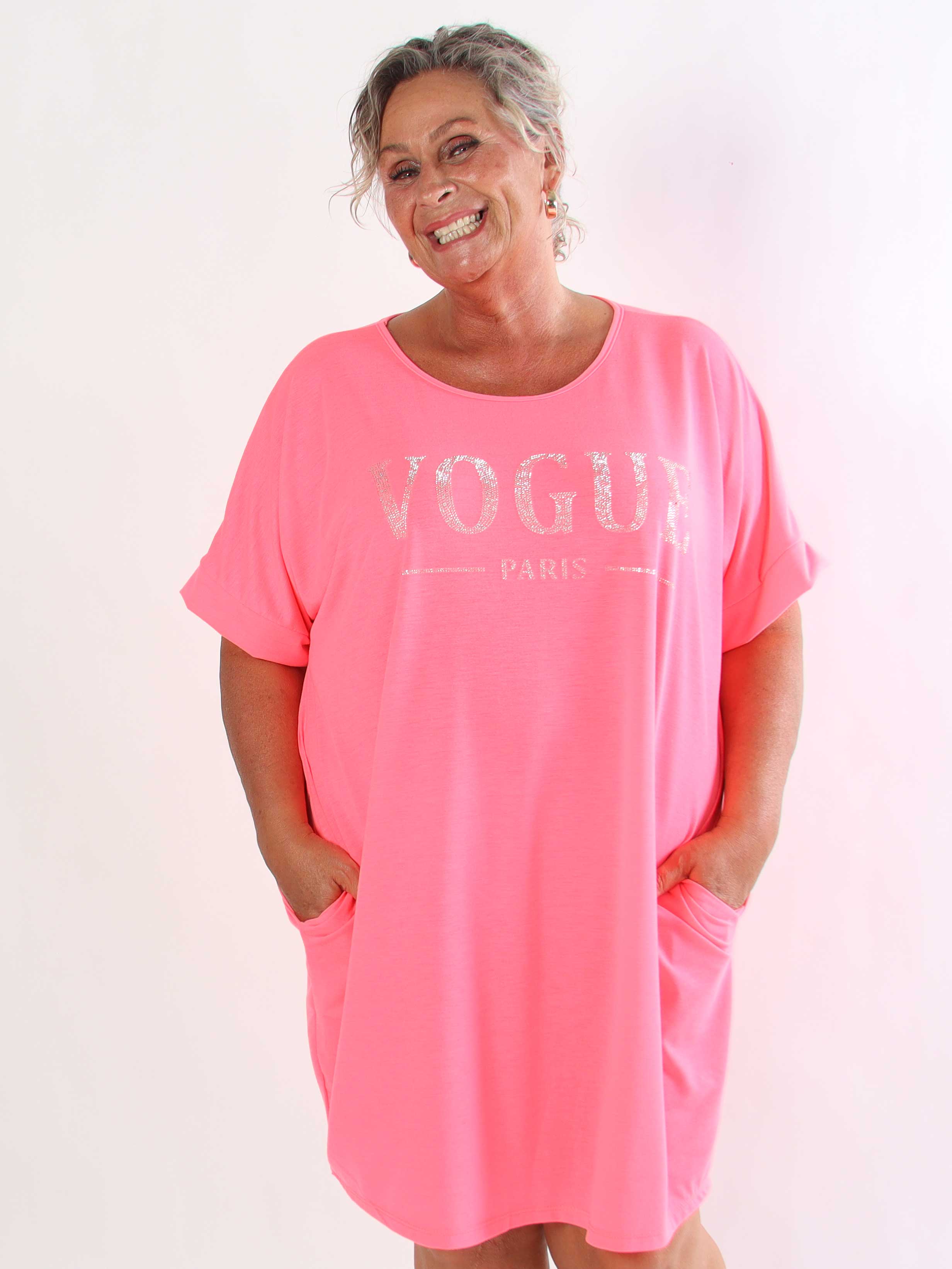Berna - Plus size t-shirtkjole i bomuld med lommer og glimtende “VOGUE”-detalje