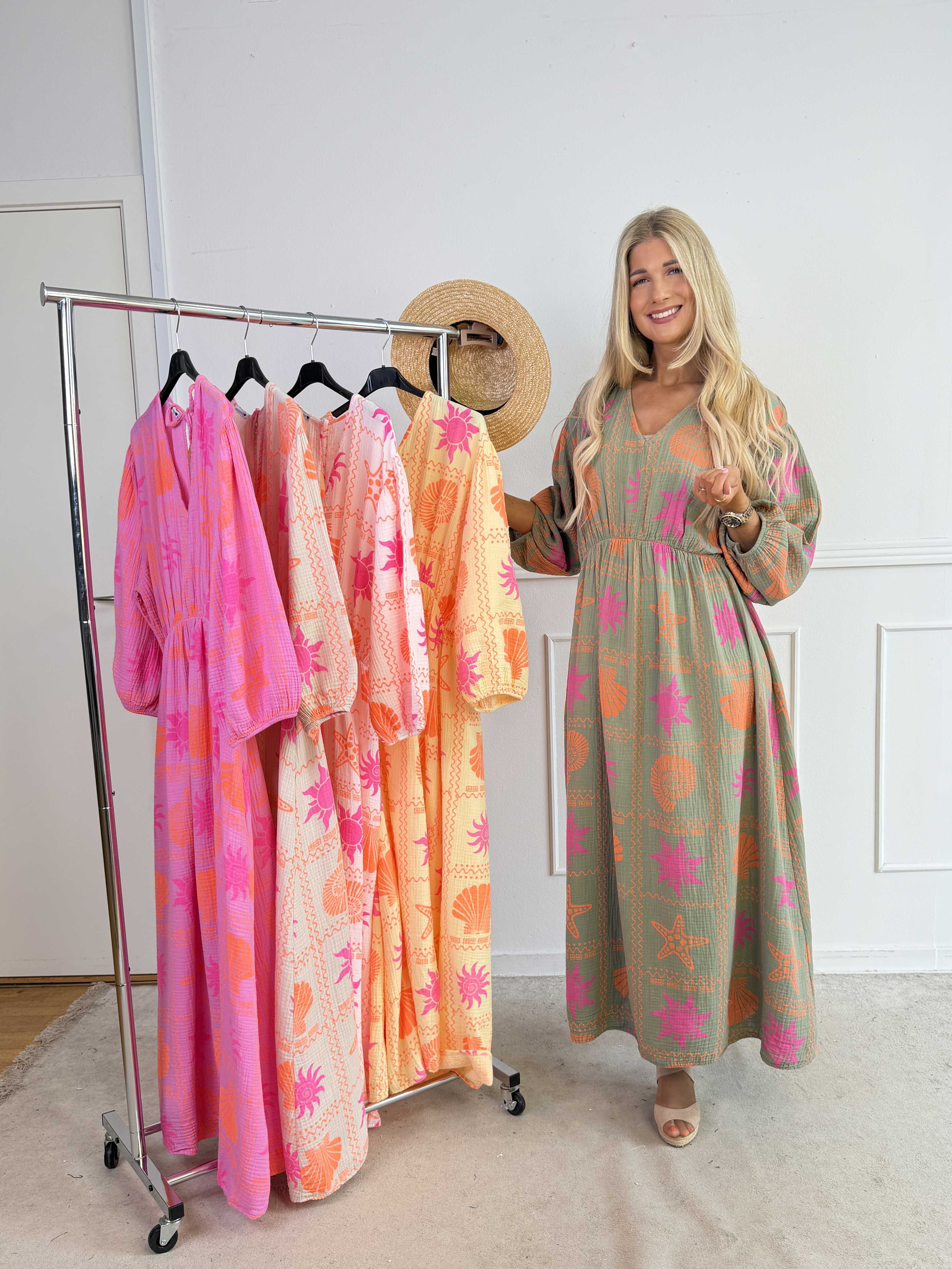 Jasmin - Lang plus size kjole i blød musselinstof med farverige motiver