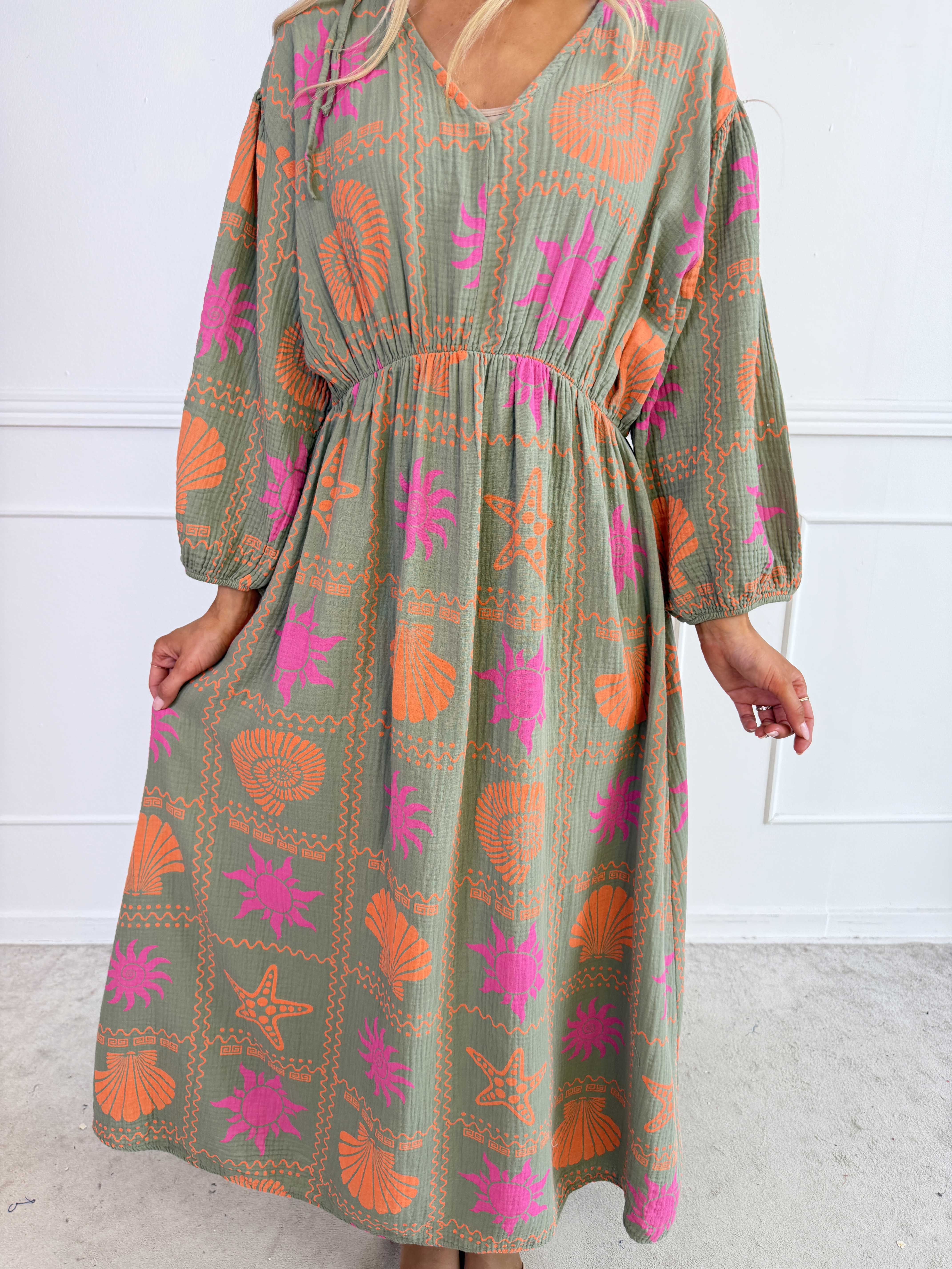Jasmin - Lang plus size kjole i blød musselinstof med farverige motiver