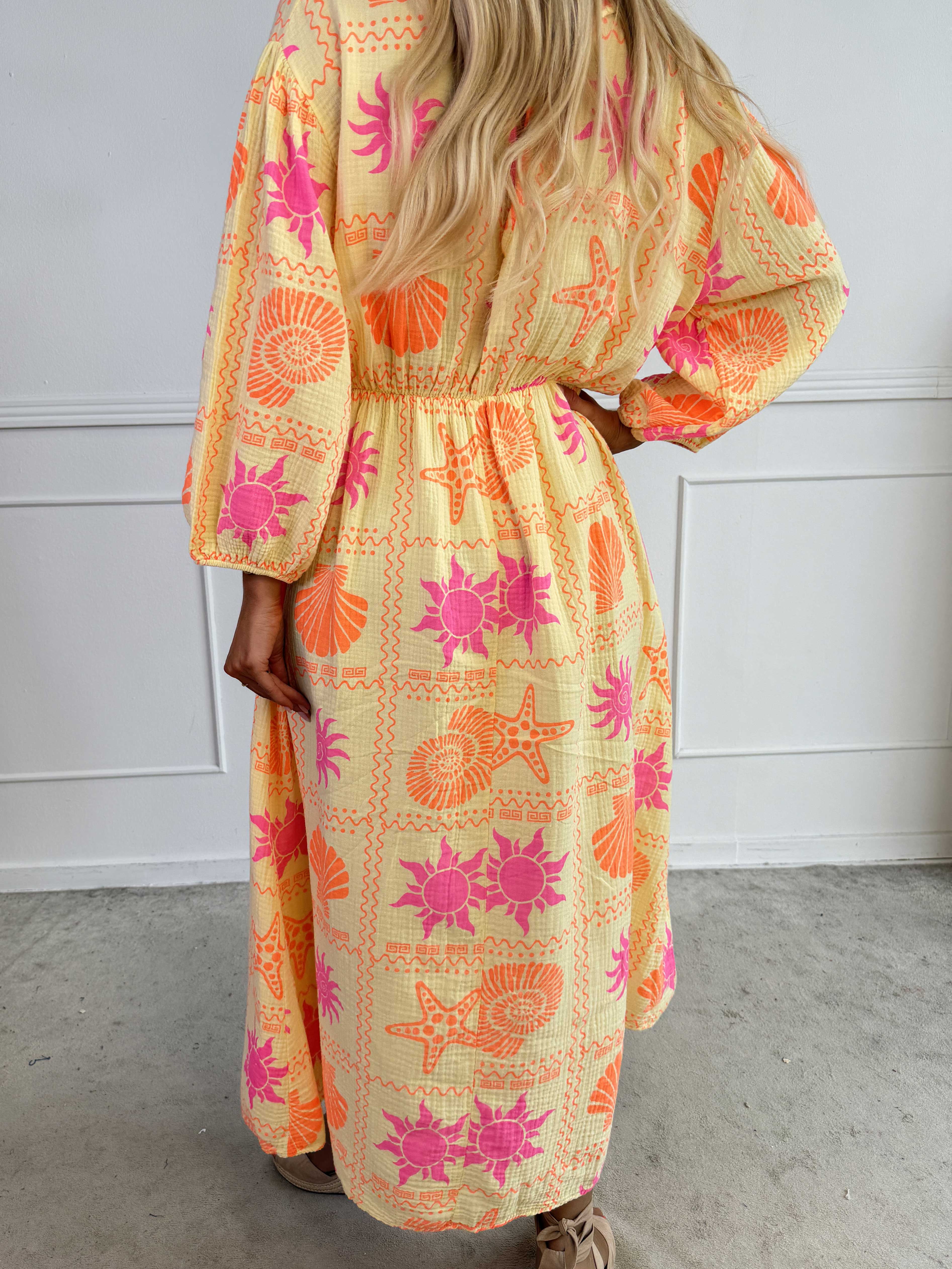 Jasmin - Lang plus size kjole i blød musselinstof med farverige motiver
