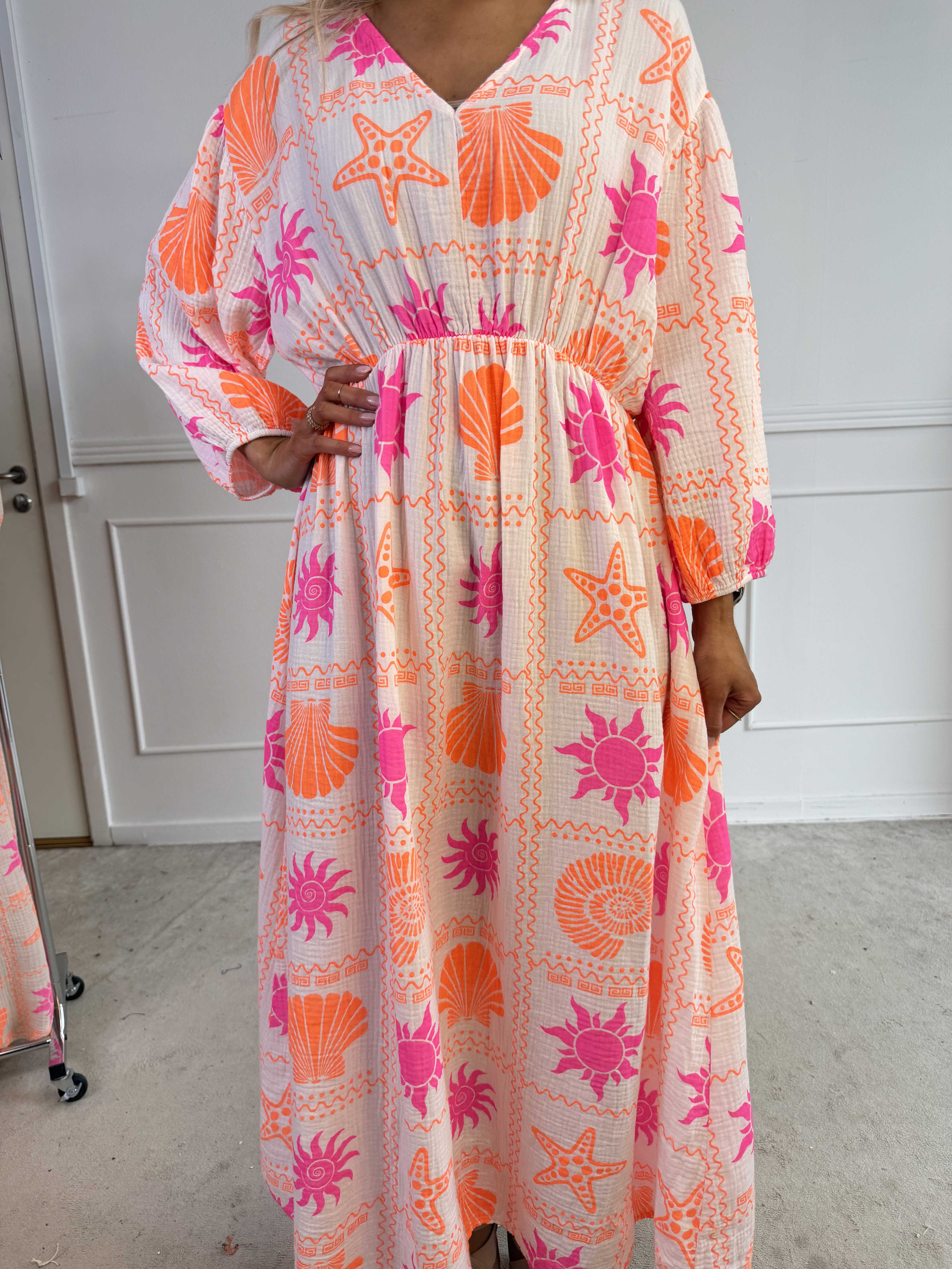 Jasmin - Lang plus size kjole i blød musselinstof med farverige motiver
