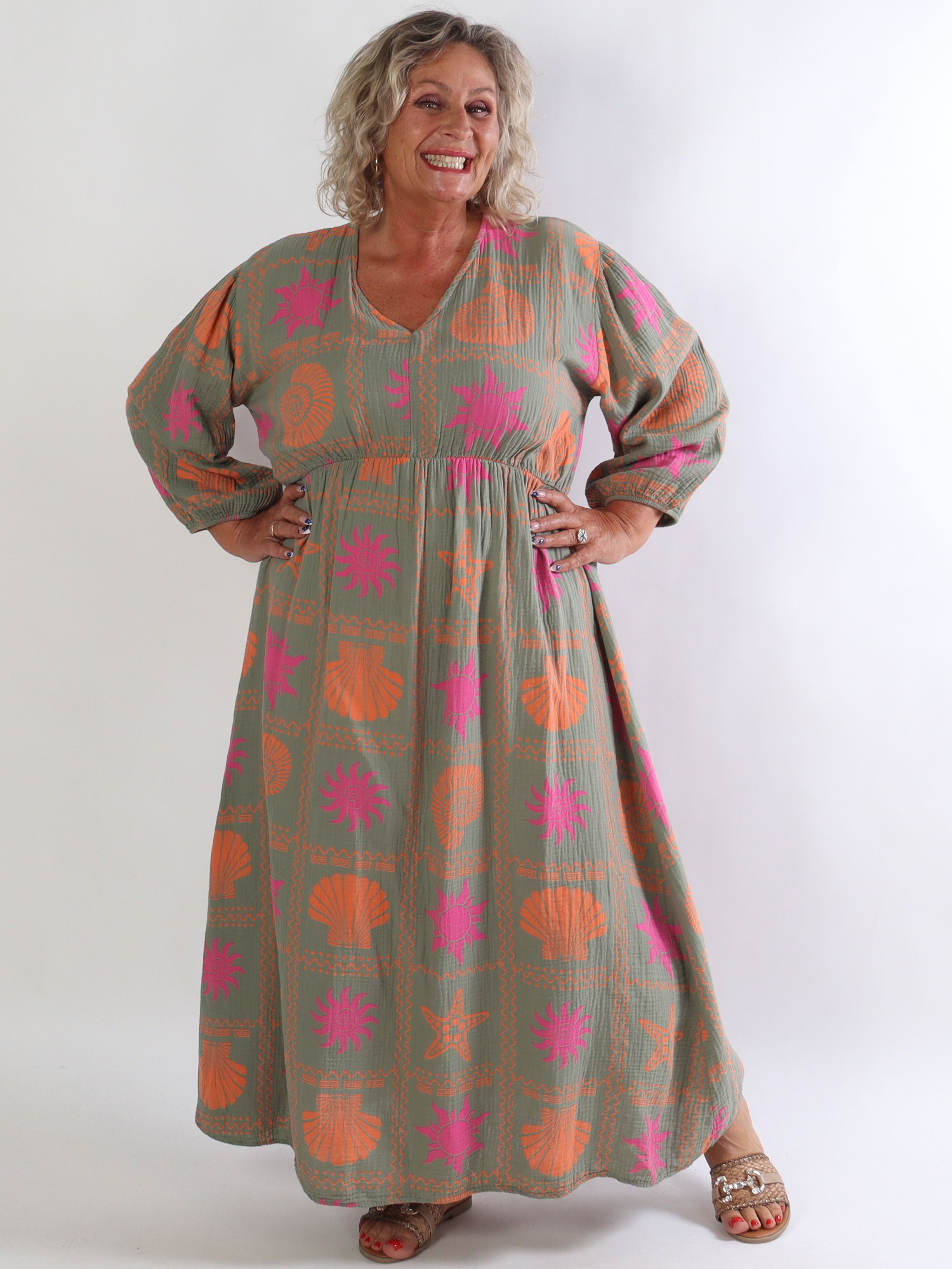 Jasmin - Lang plus size kjole i blød musselinstof med farverige motiver