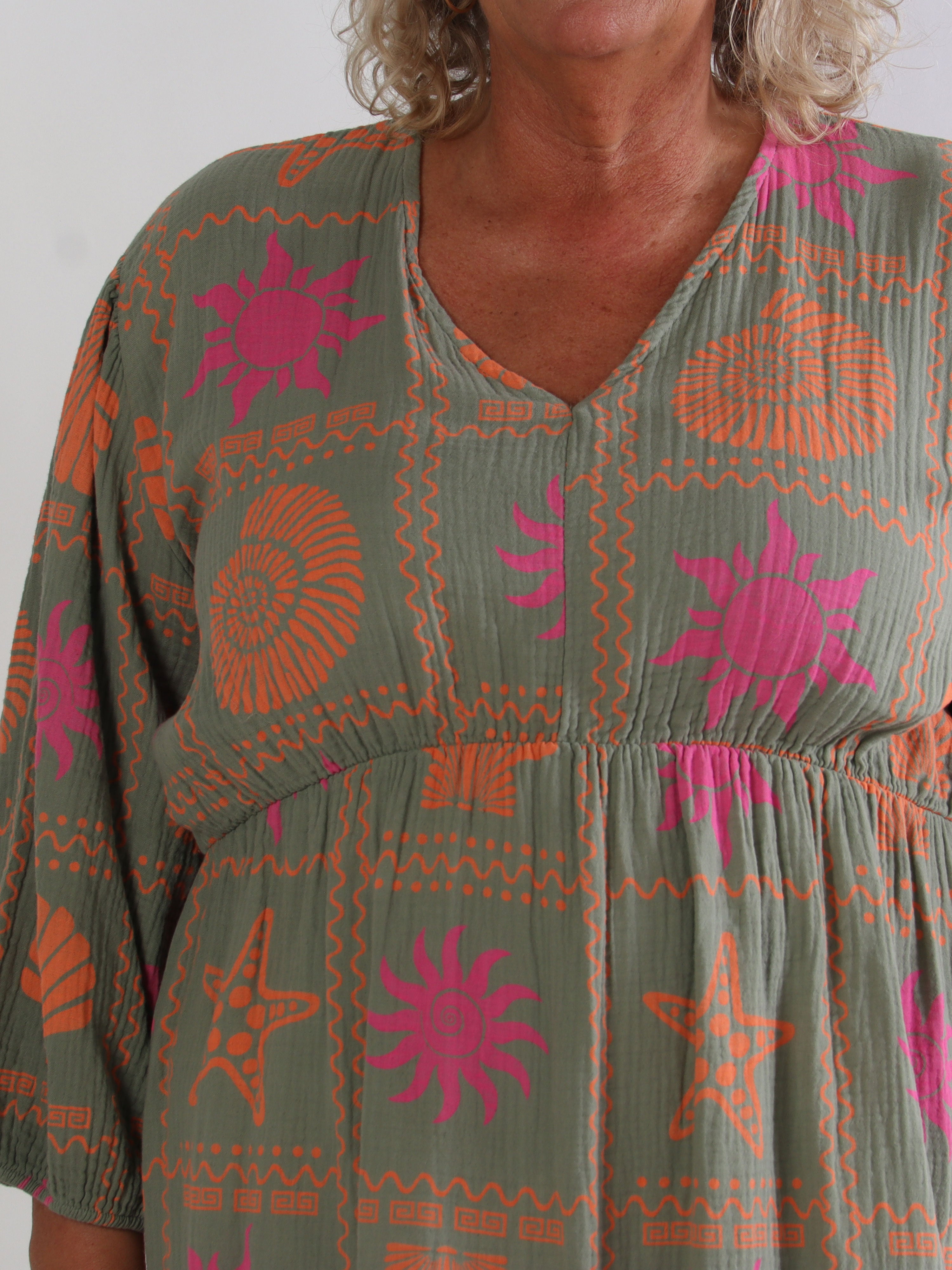 Jasmin - Lang plus size kjole i blød musselinstof med farverige motiver