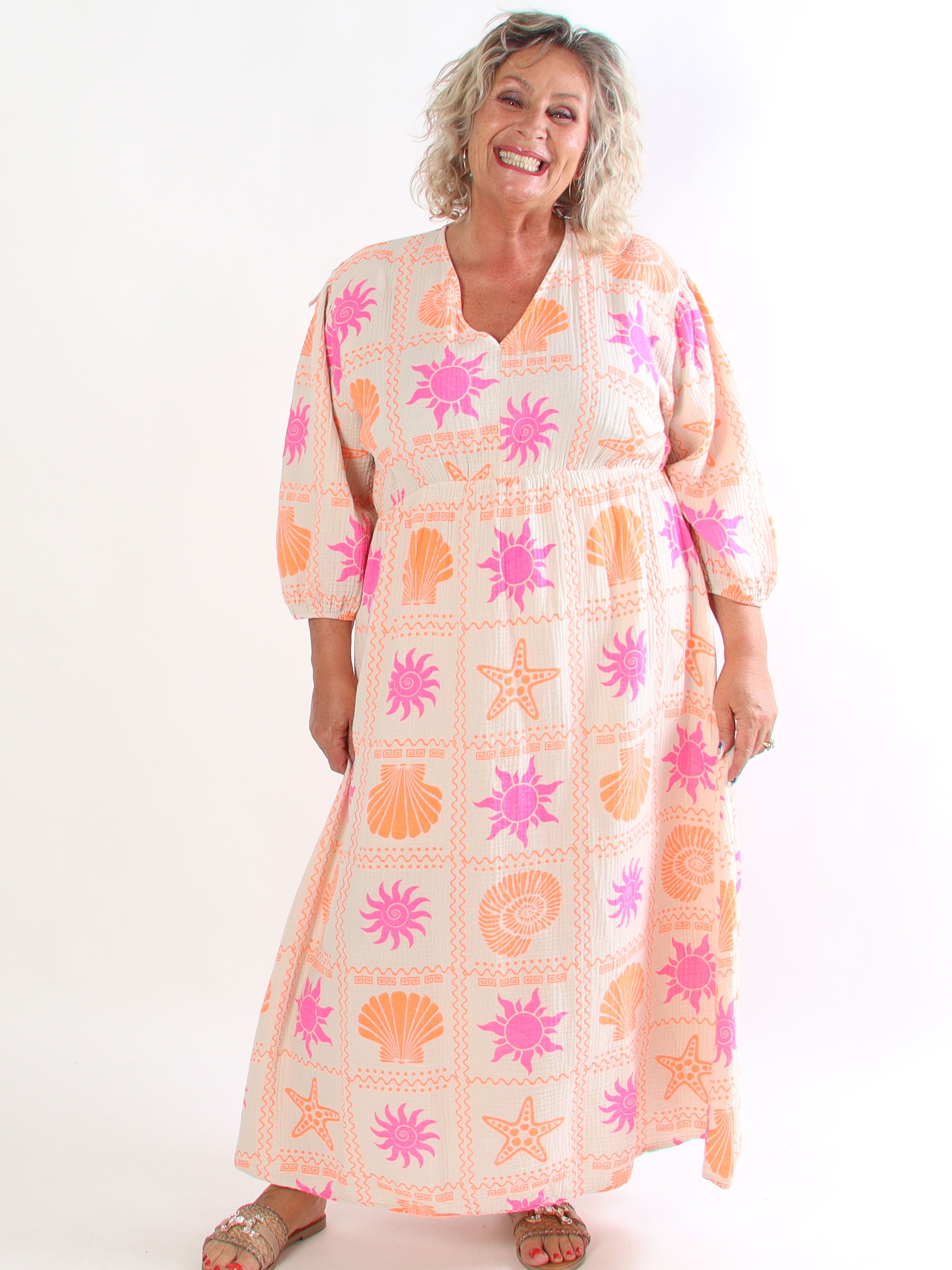 Jasmin - Lang plus size kjole i blød musselinstof med farverige motiver