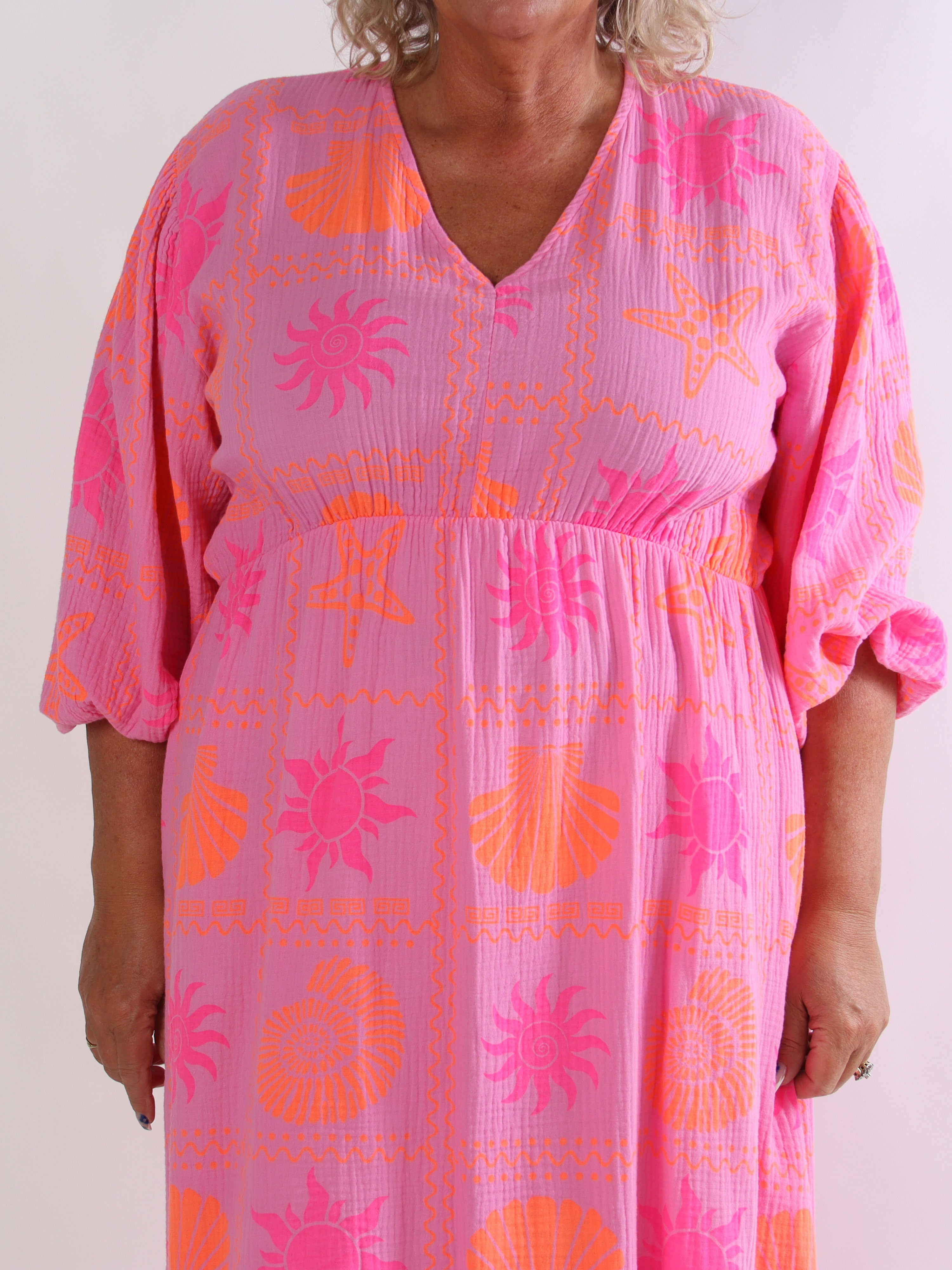 Jasmin - Lang plus size kjole i blød musselinstof med farverige motiver
