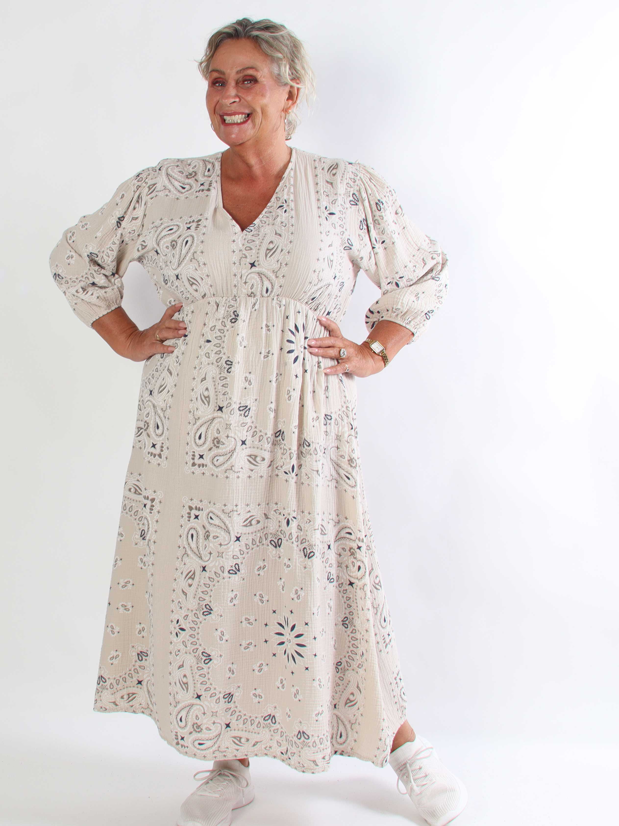 Jasmin Paisley - Plus size kjole i blød bomulds musselinstof med paisley mønster