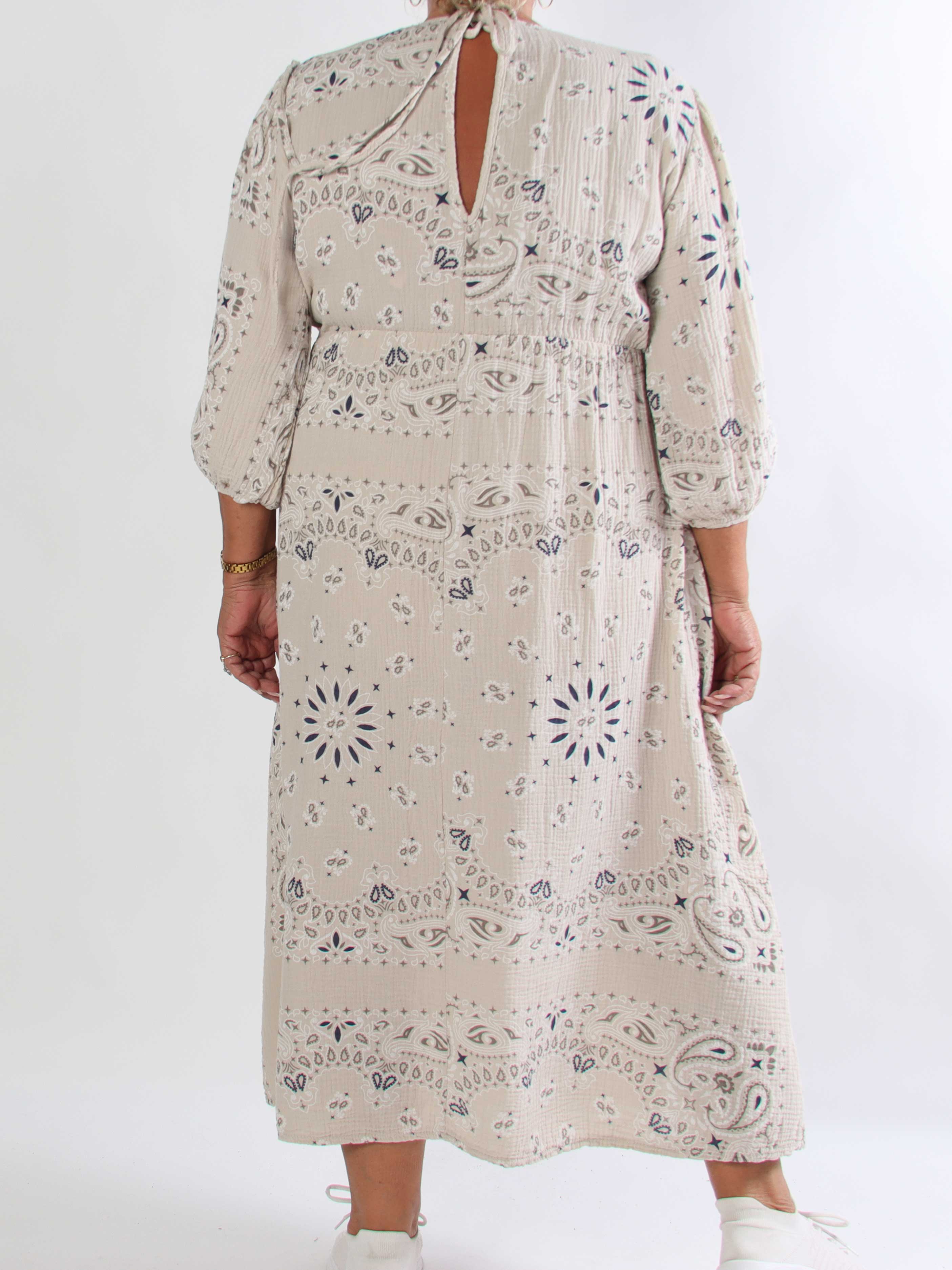 Jasmin Paisley - Plus size kjole i blød bomulds musselinstof med paisley mønster