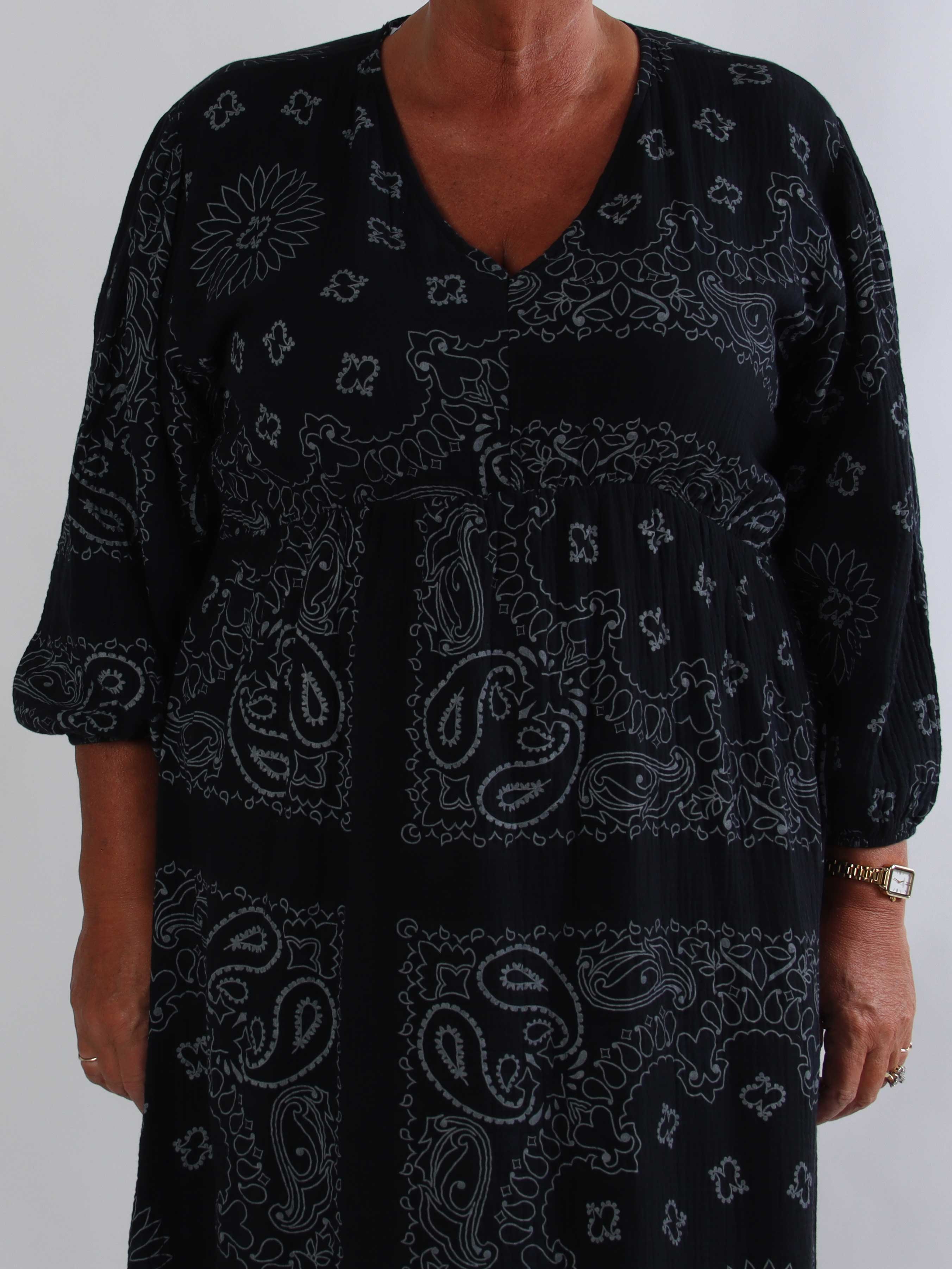 Jasmin Paisley - Plus size kjole i blød bomulds musselinstof med paisley mønster