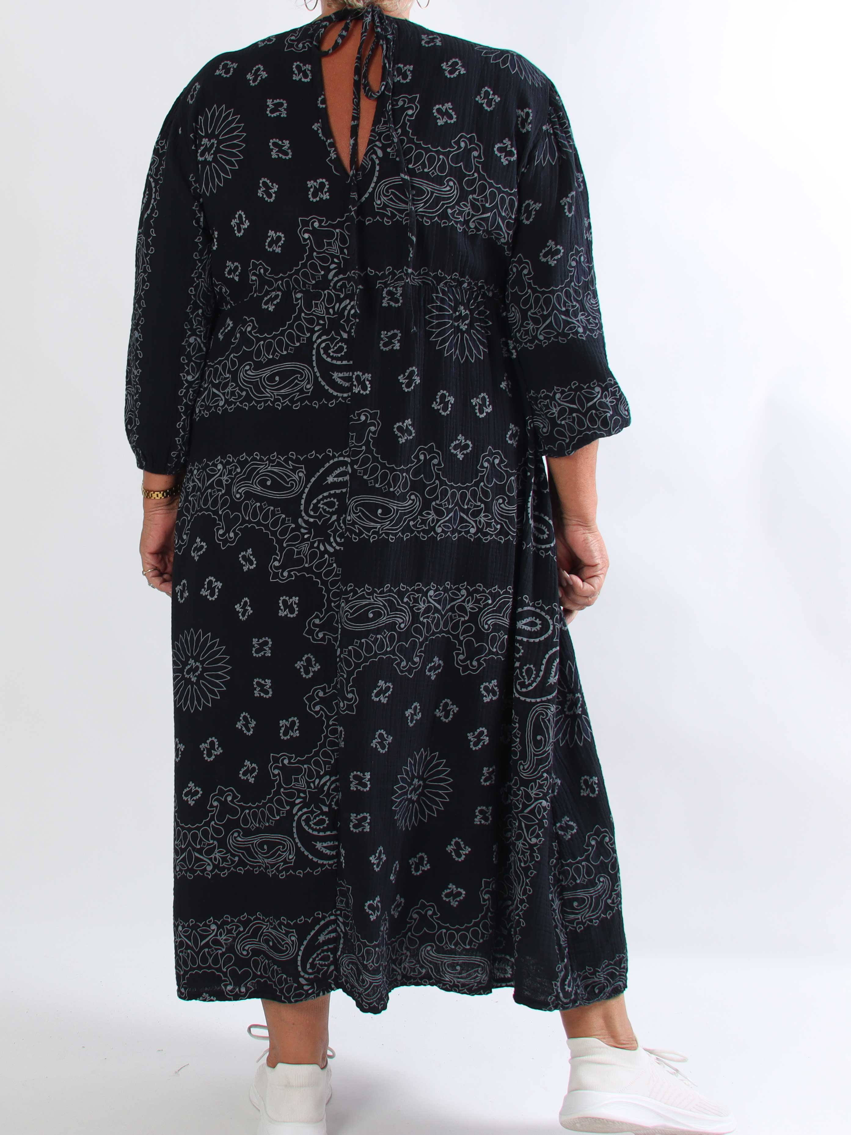 Jasmin Paisley - Plus size kjole i blød bomulds musselinstof med paisley mønster