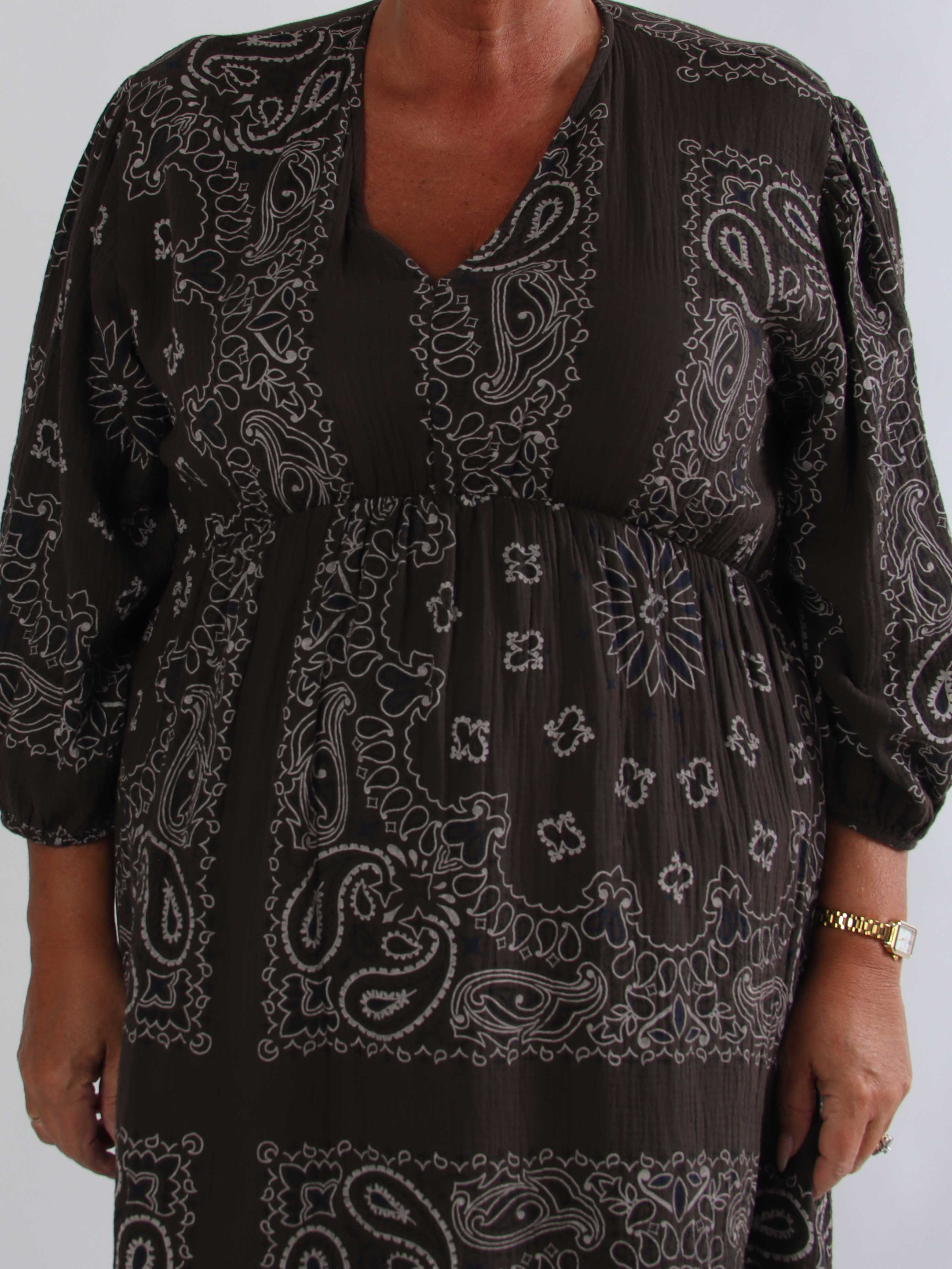 Jasmin Paisley - Plus size kjole i blød bomulds musselinstof med paisley mønster