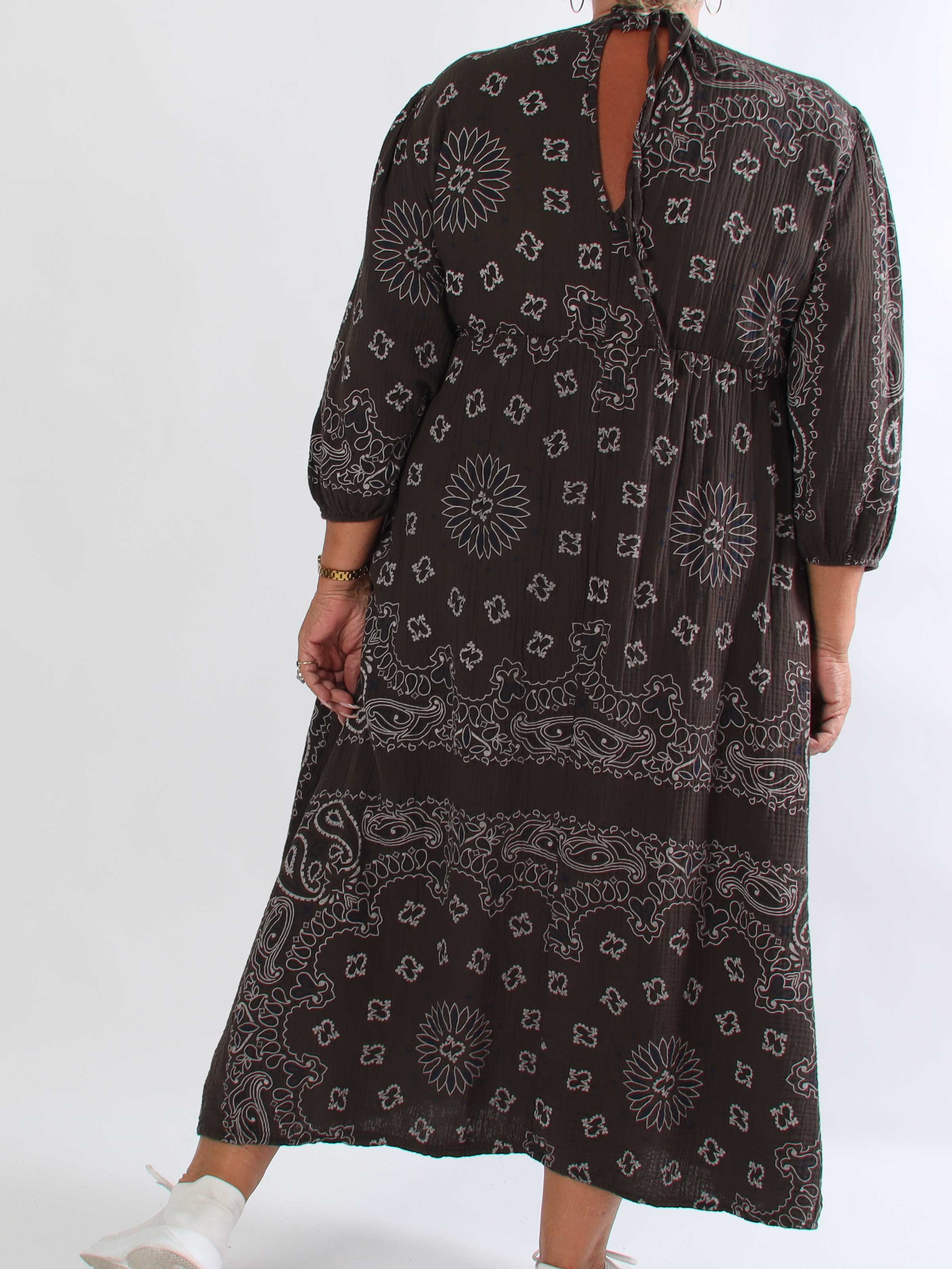 Jasmin Paisley - Plus size kjole i blød bomulds musselinstof med paisley mønster