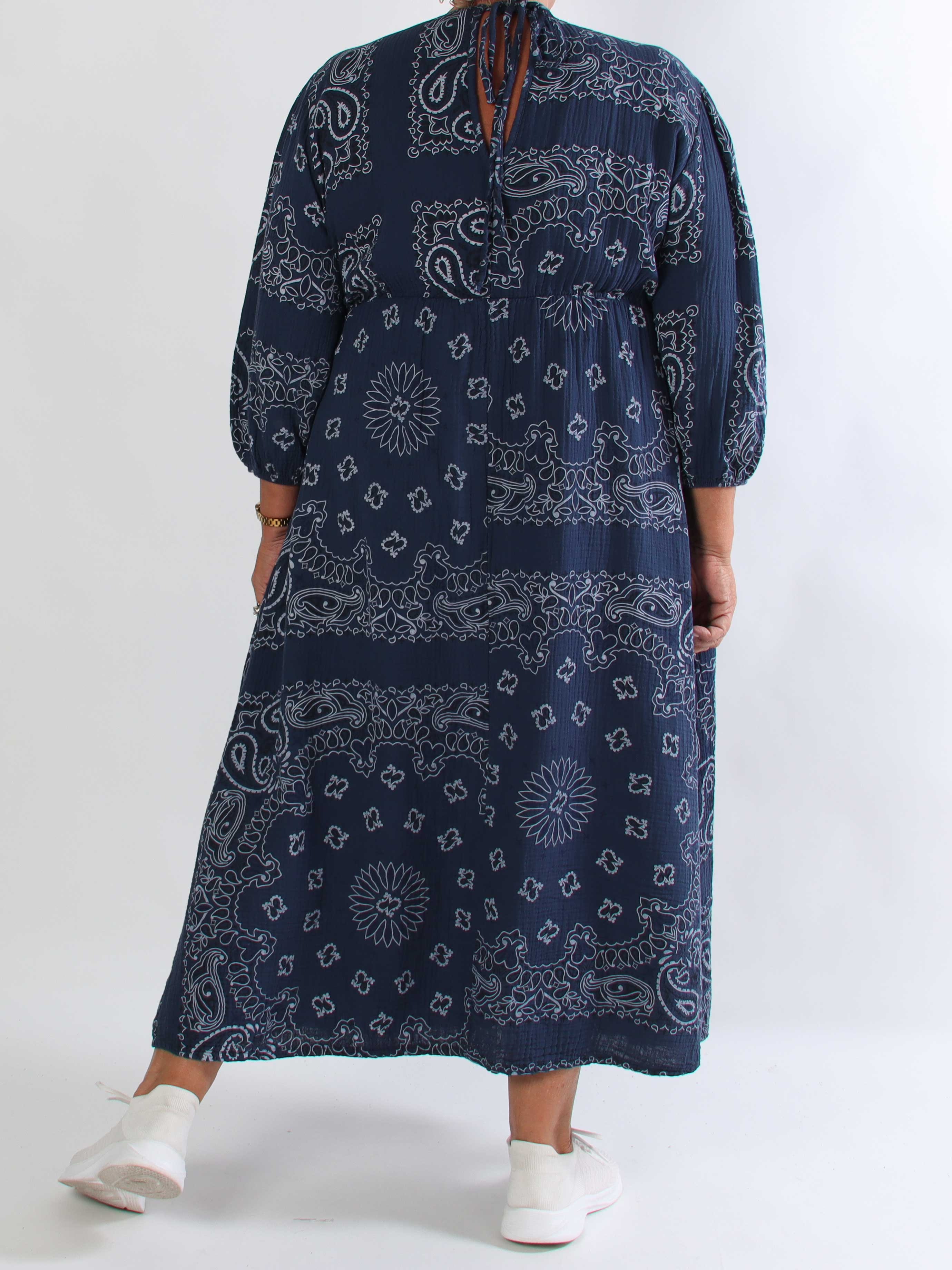 Jasmin Paisley - Plus size kjole i blød bomulds musselinstof med paisley mønster